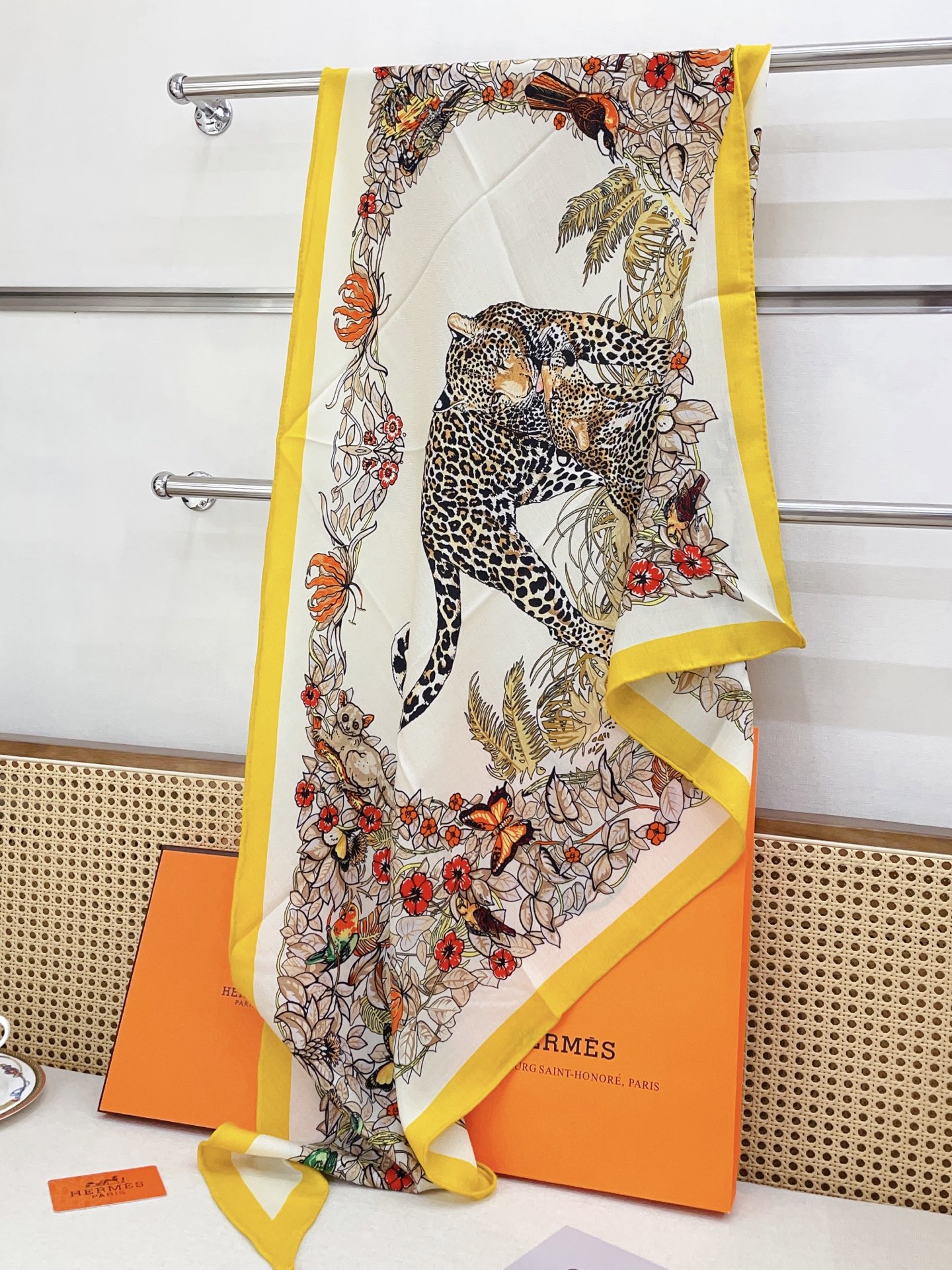 ✨✨【加厚丝毛款 双面同色】上新💏顶级H家专柜最新款【丛林之爱 大三角巾】多功能三角巾 🎀🎀，色彩明丽，