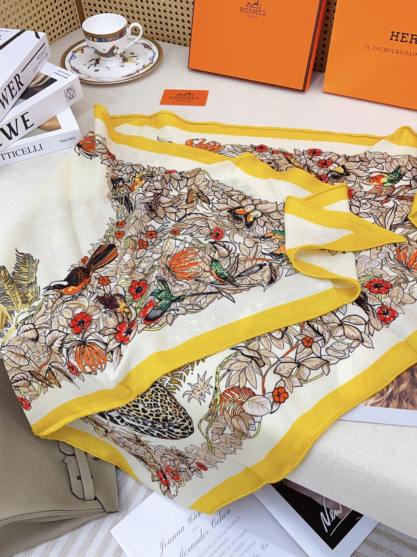 ✨✨【加厚丝毛款 双面同色】上新💏顶级H家专柜最新款【丛林之爱 大三角巾】多功能三角巾 🎀🎀，色彩明丽，