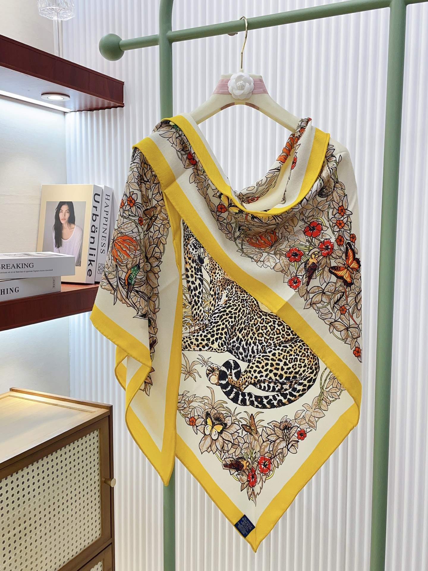 ✨✨【加厚丝毛款 双面同色】上新💏顶级H家专柜最新款【丛林之爱 大三角巾】多功能三角巾 🎀🎀，色彩明丽，