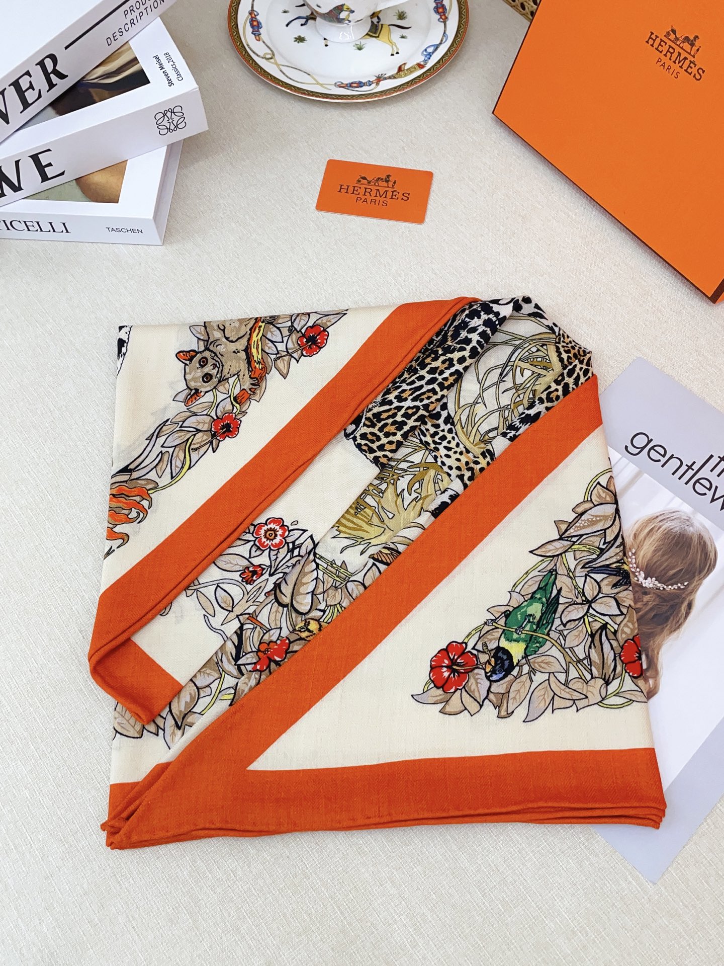 ✨✨【加厚丝毛款 双面同色】上新💏顶级H家专柜最新款【丛林之爱 大三角巾】多功能三角巾 🎀🎀，色彩明丽，