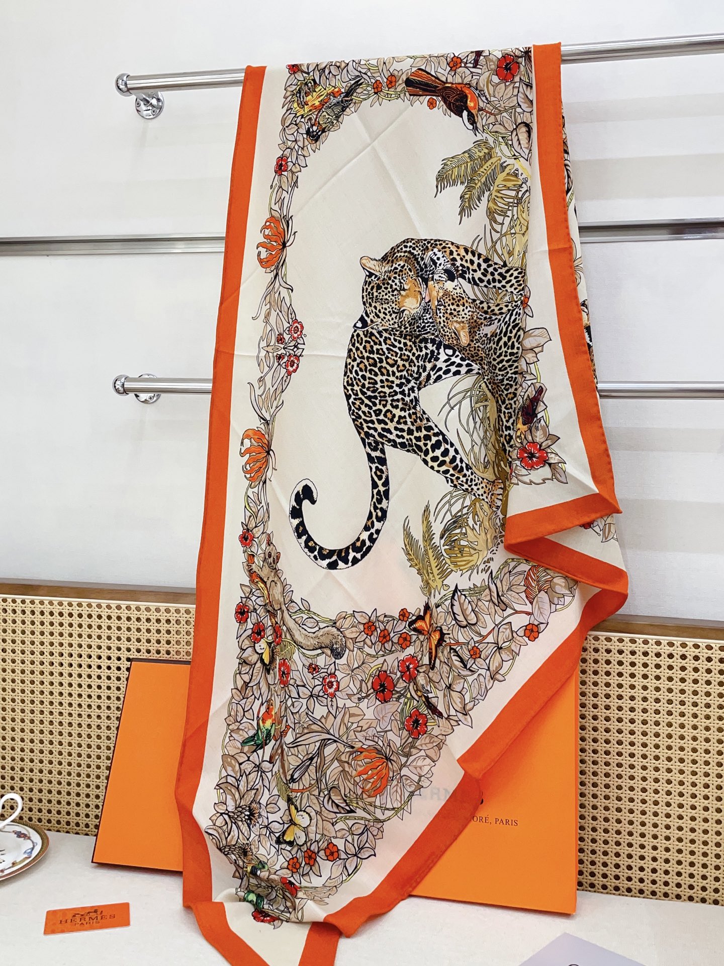 ✨✨【加厚丝毛款 双面同色】上新💏顶级H家专柜最新款【丛林之爱 大三角巾】多功能三角巾 🎀🎀，色彩明丽，