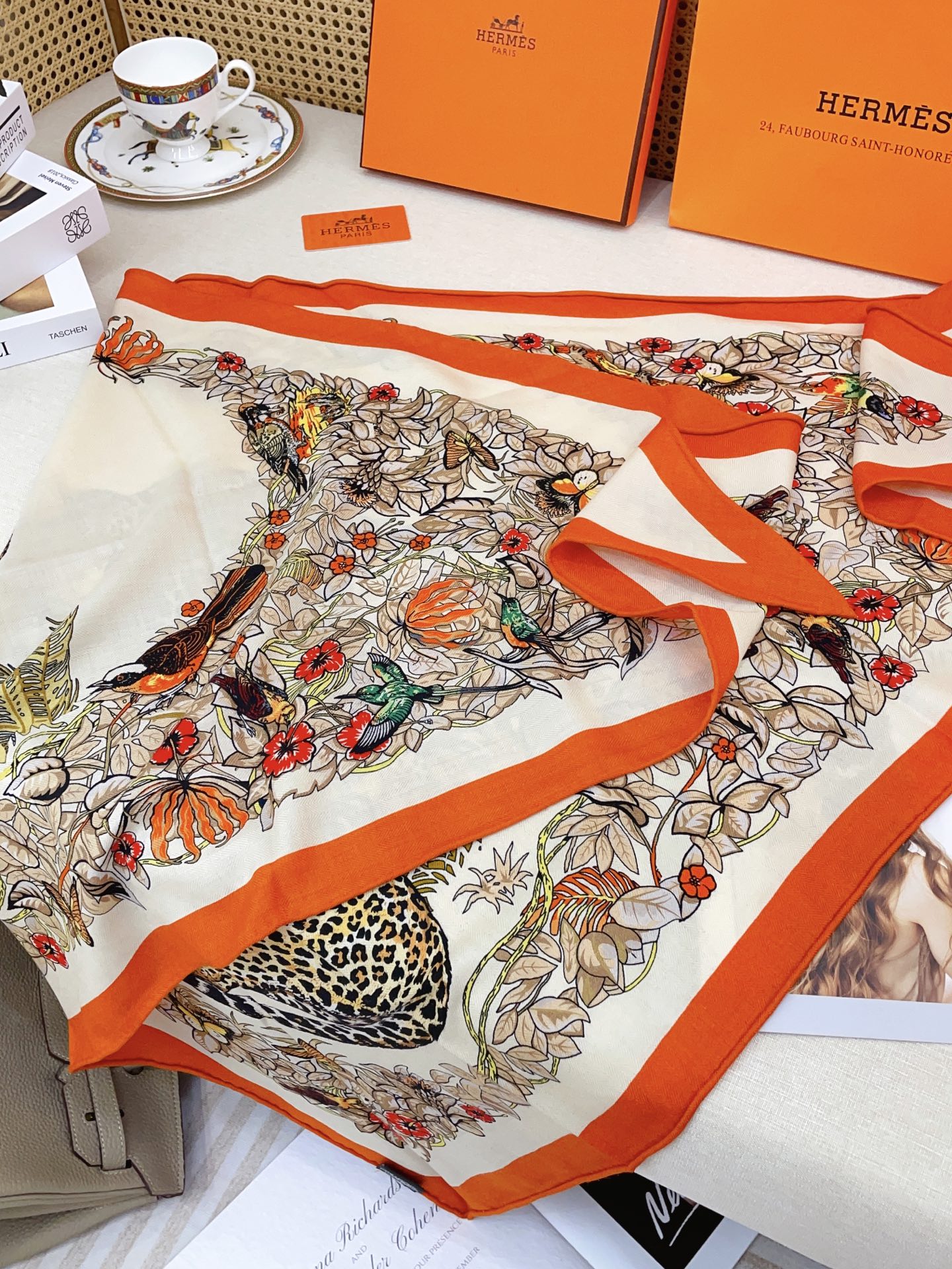 ✨✨【加厚丝毛款 双面同色】上新💏顶级H家专柜最新款【丛林之爱 大三角巾】多功能三角巾 🎀🎀，色彩明丽，