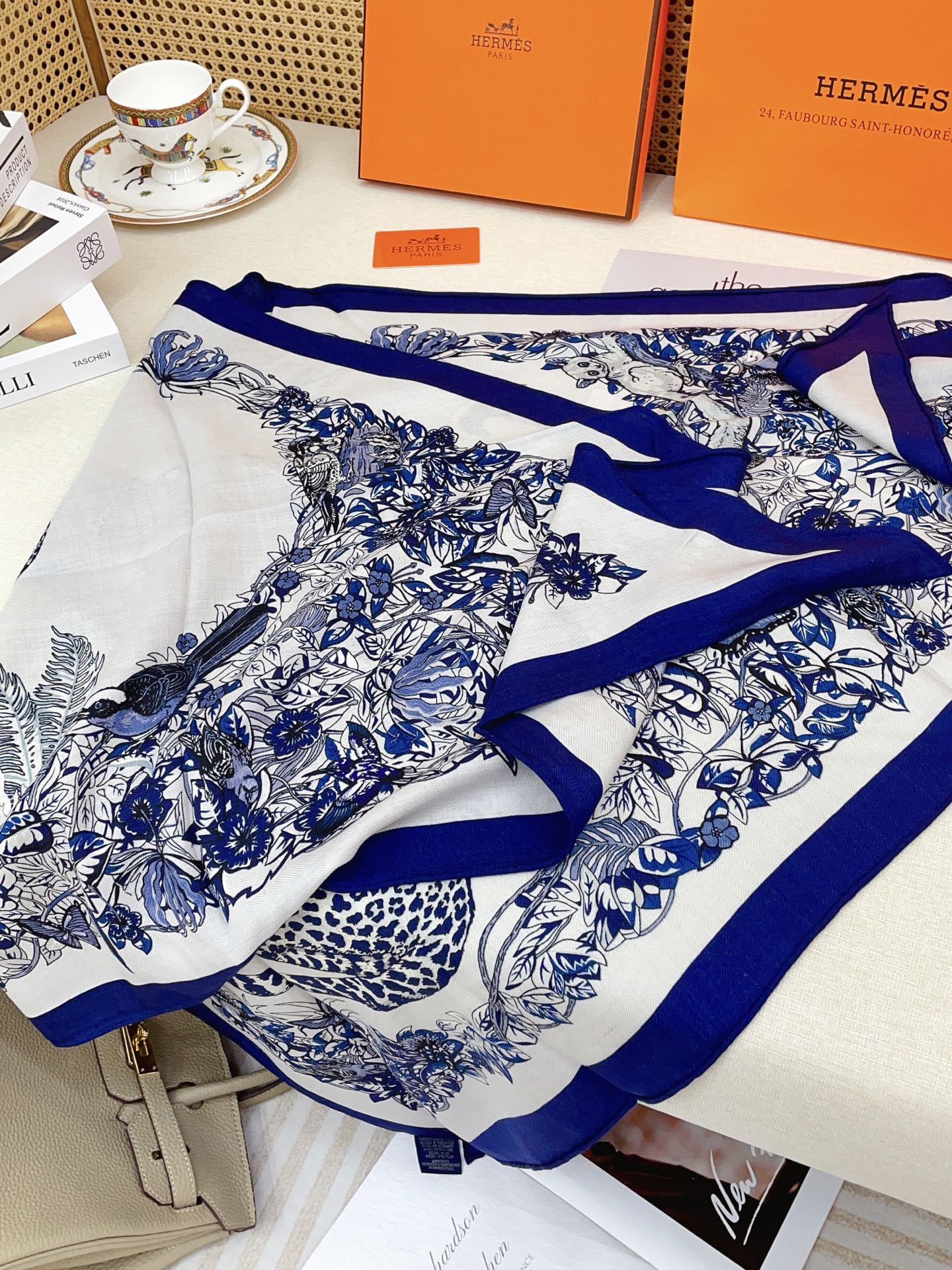 ✨✨【加厚丝毛款 双面同色】上新💏顶级H家专柜最新款【丛林之爱 大三角巾】多功能三角巾 🎀🎀，色彩明丽，