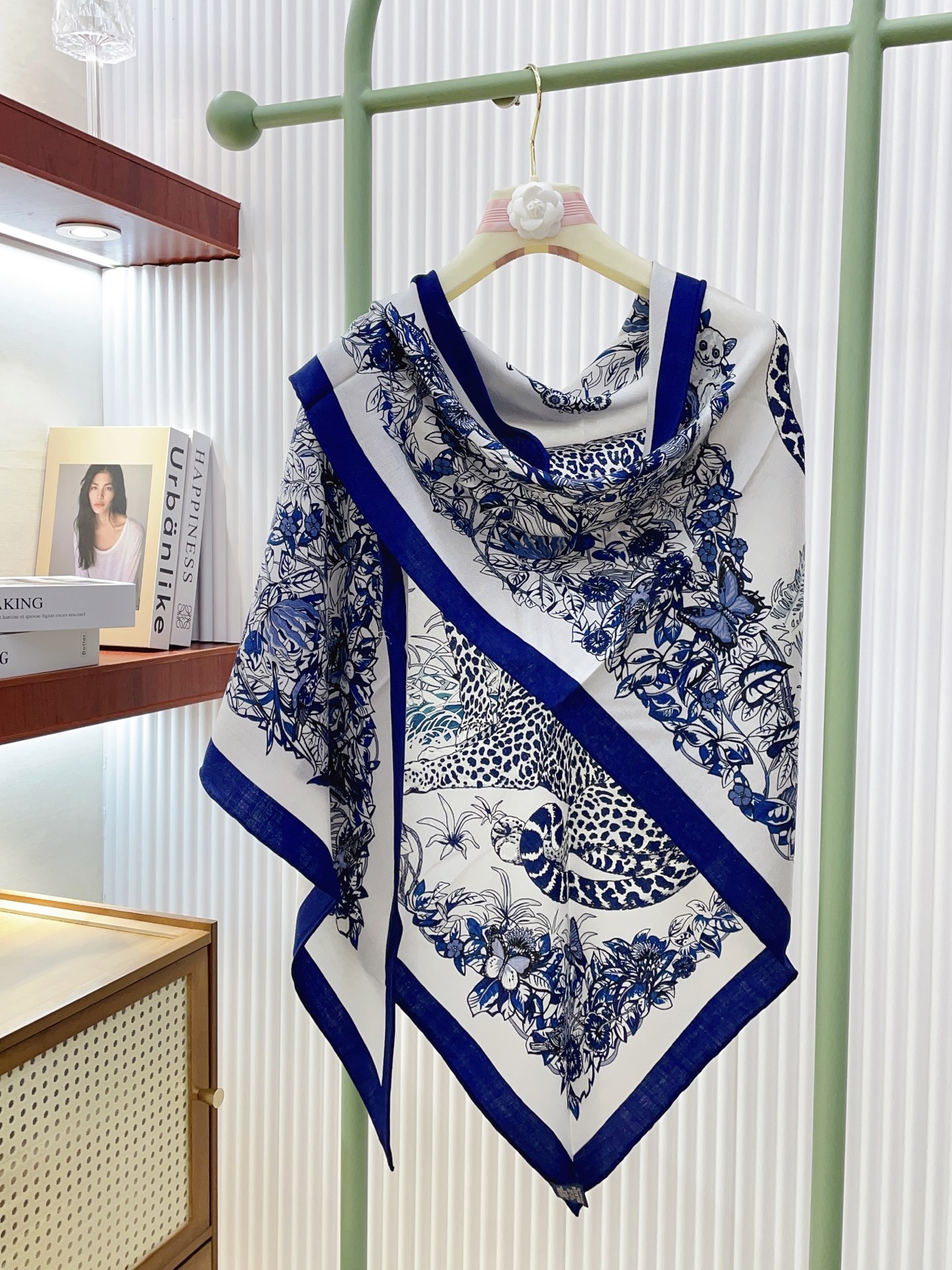 ✨✨【加厚丝毛款 双面同色】上新💏顶级H家专柜最新款【丛林之爱 大三角巾】多功能三角巾 🎀🎀，色彩明丽，