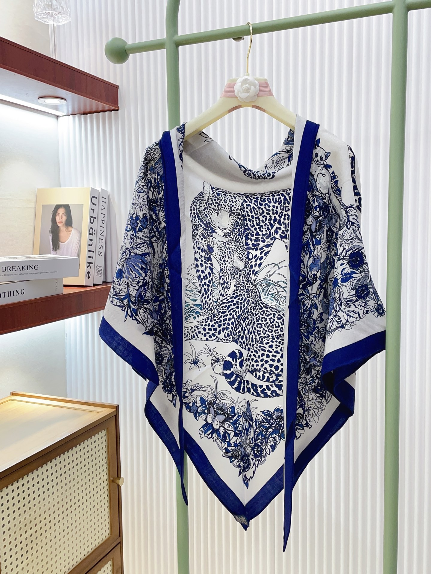 ✨✨【加厚丝毛款 双面同色】上新💏顶级H家专柜最新款【丛林之爱 大三角巾】多功能三角巾 🎀🎀，色彩明丽，