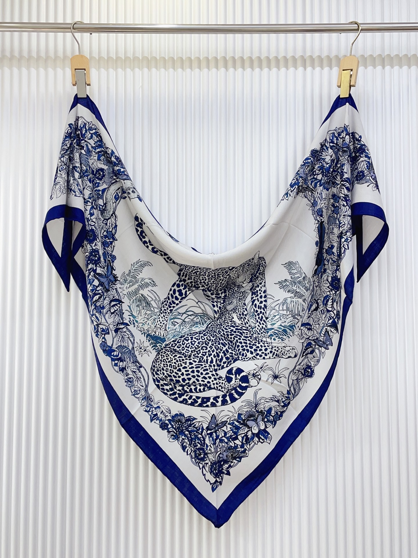 ✨✨【加厚丝毛款 双面同色】上新💏顶级H家专柜最新款【丛林之爱 大三角巾】多功能三角巾 🎀🎀，色彩明丽，