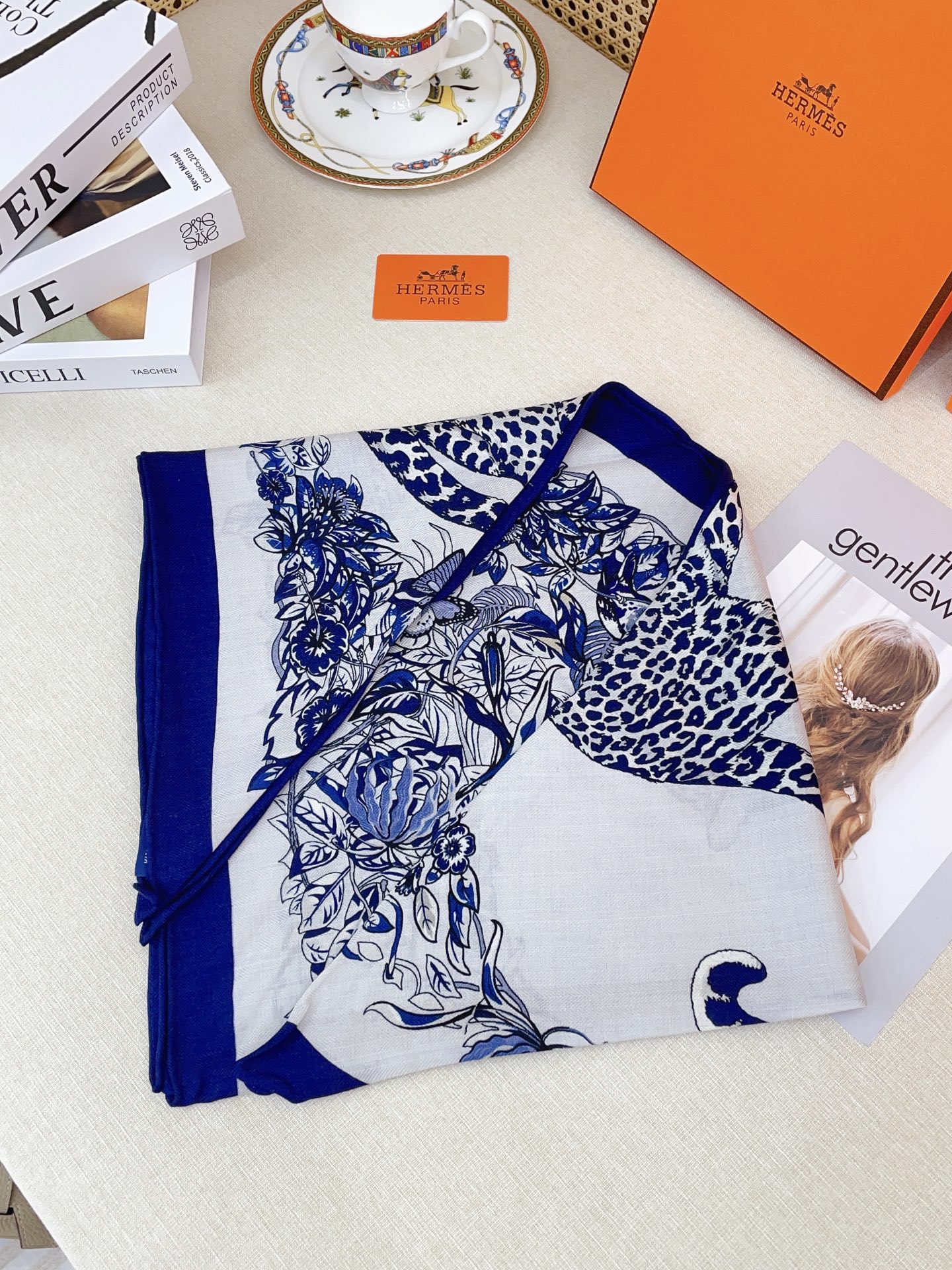 ✨✨【加厚丝毛款 双面同色】上新💏顶级H家专柜最新款【丛林之爱 大三角巾】多功能三角巾 🎀🎀，色彩明丽，