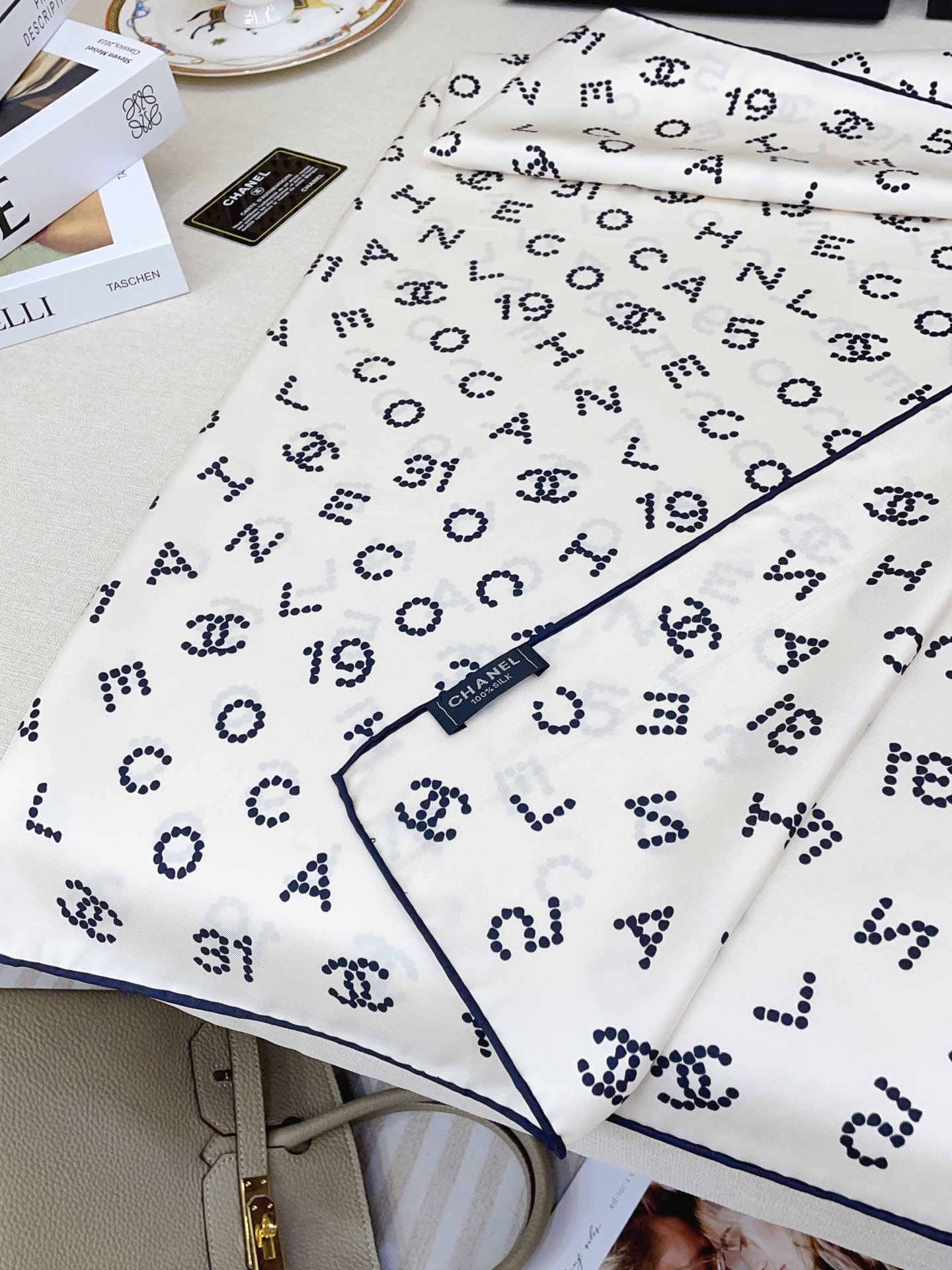 ✨✨【18姆米 双面同色】新款CH【黑白字母图案】‼️美翻了流泪御用殿堂级极品‼️经典元素图案设计风格❗