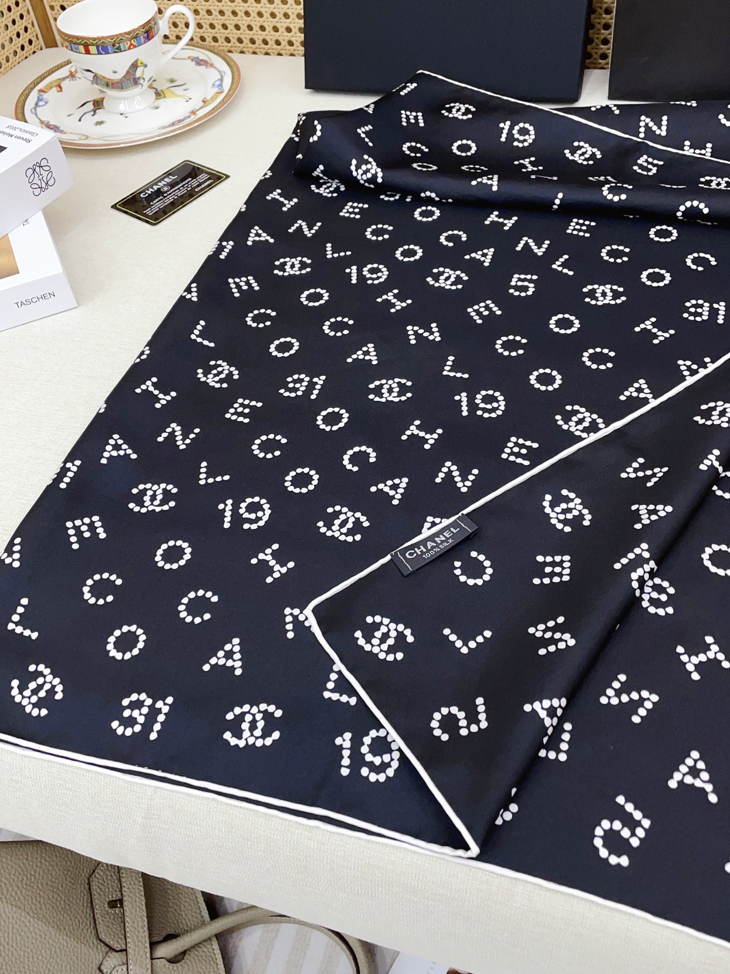✨✨【18姆米 双面同色】新款CH【黑白字母图案】‼️美翻了流泪御用殿堂级极品‼️经典元素图案设计风格❗