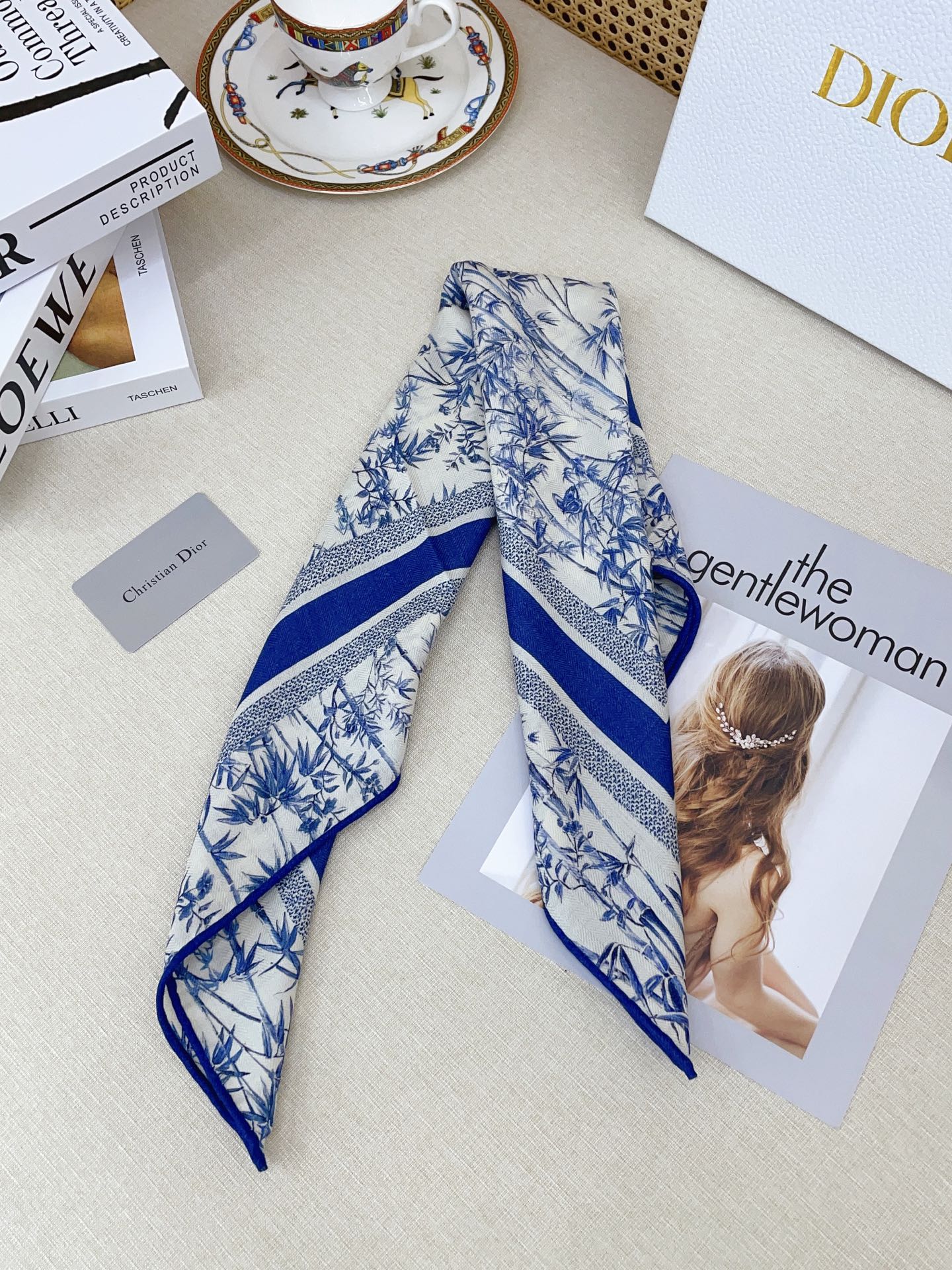 ✨✨【丝毛款 双面同色】新品 D家【小方巾】春夏真丝款 随意切换造型 ,小巧又不失优雅的款式 65*65