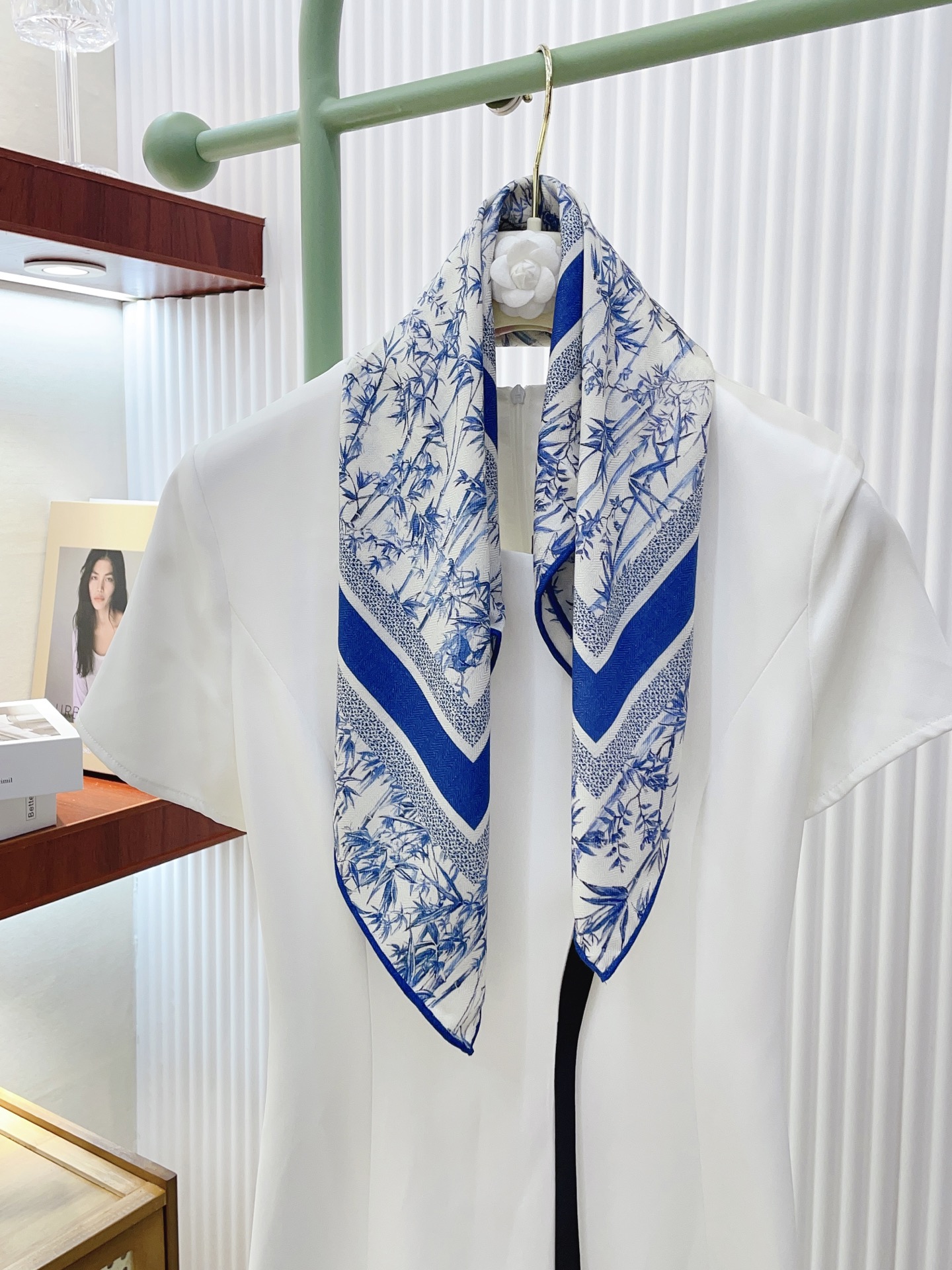 ✨✨【丝毛款 双面同色】新品 D家【小方巾】春夏真丝款 随意切换造型 ,小巧又不失优雅的款式 65*65