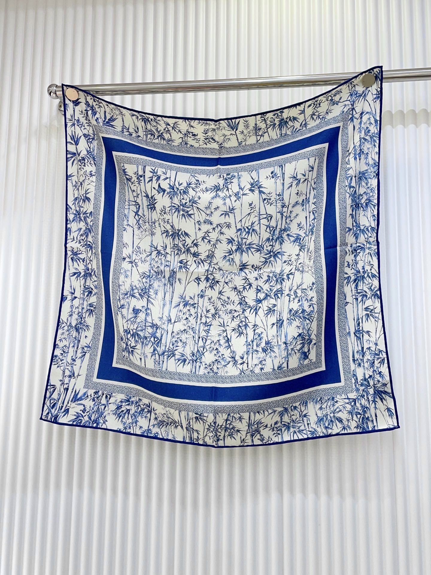 ✨✨【丝毛款 双面同色】新品 D家【小方巾】春夏真丝款 随意切换造型 ,小巧又不失优雅的款式 65*65