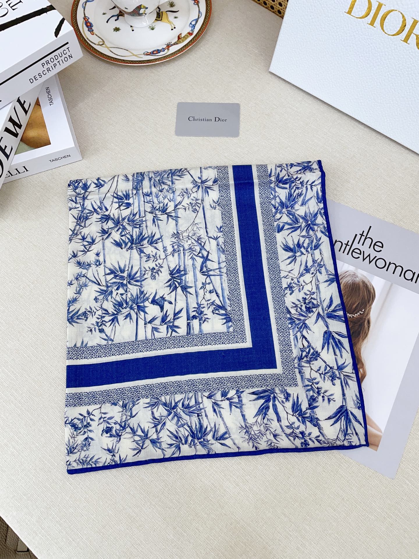 ✨✨【丝毛款 双面同色】新品 D家【小方巾】春夏真丝款 随意切换造型 ,小巧又不失优雅的款式 65*65