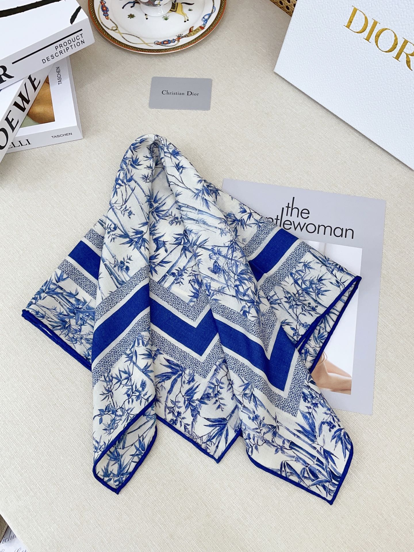 ✨✨【丝毛款 双面同色】新品 D家【小方巾】春夏真丝款 随意切换造型 ,小巧又不失优雅的款式 65*65