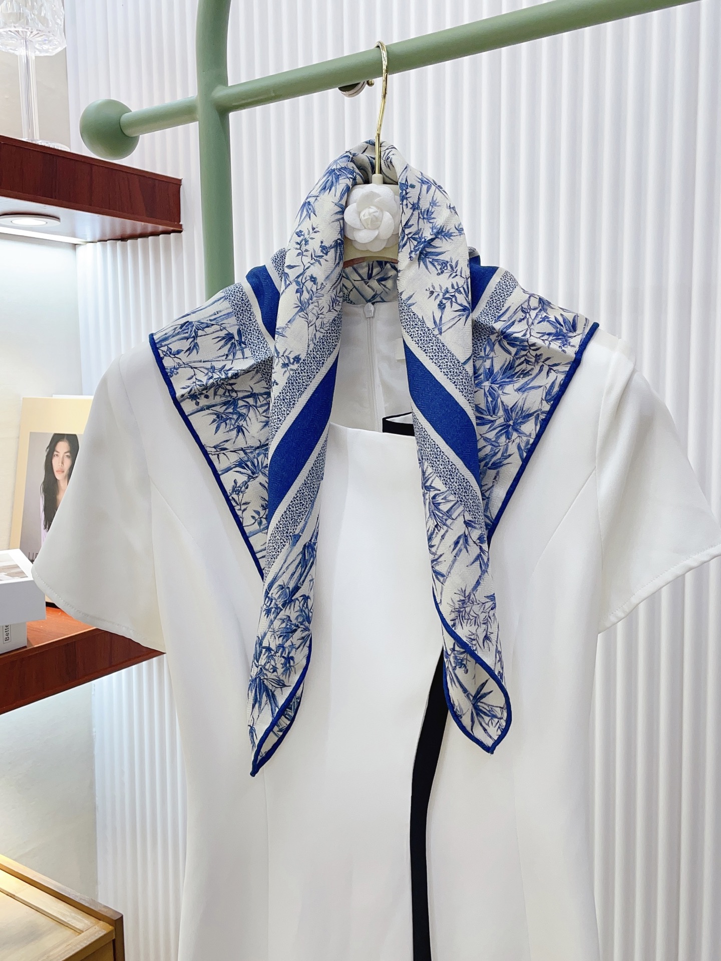 ✨✨【丝毛款 双面同色】新品 D家【小方巾】春夏真丝款 随意切换造型 ,小巧又不失优雅的款式 65*65