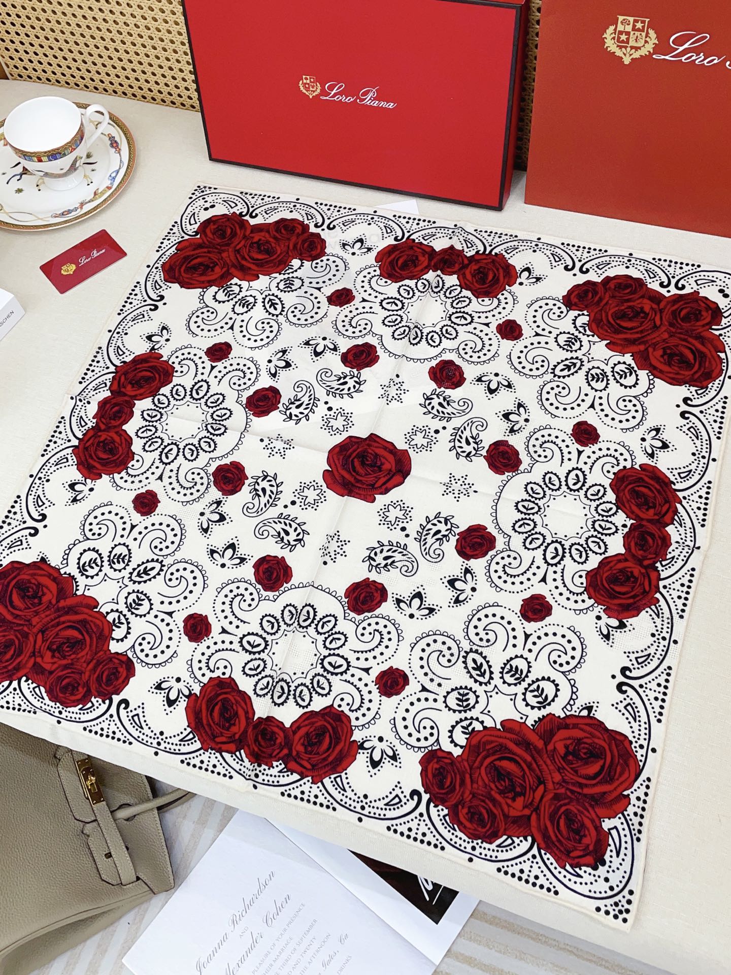 ✨✨【暗纹提花丝毛款 双面同色】新品 LP家【小方巾】春夏真丝款 随意切换造型 ,小巧又不失优雅的款式 