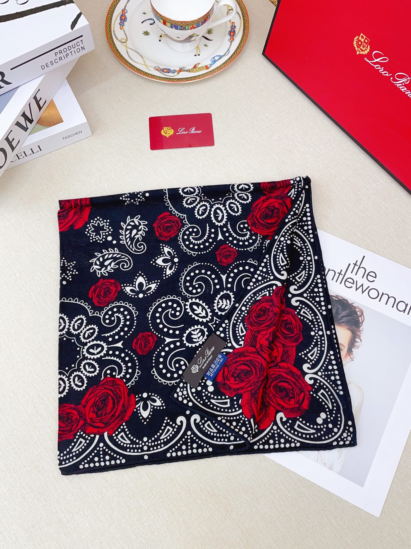✨✨【暗纹提花丝毛款 双面同色】新品 LP家【小方巾】春夏真丝款 随意切换造型 ,小巧又不失优雅的款式 