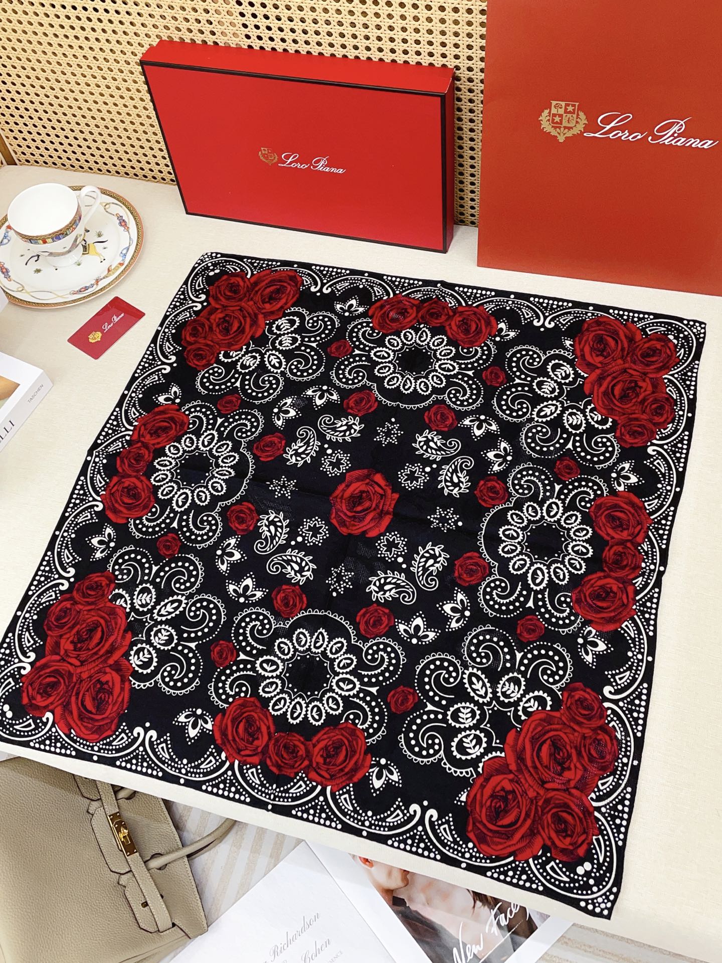 ✨✨【暗纹提花丝毛款 双面同色】新品 LP家【小方巾】春夏真丝款 随意切换造型 ,小巧又不失优雅的款式 