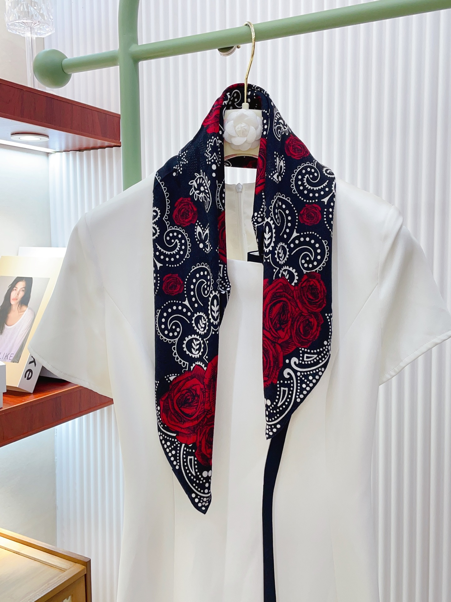 ✨✨【暗纹提花丝毛款 双面同色】新品 LP家【小方巾】春夏真丝款 随意切换造型 ,小巧又不失优雅的款式 
