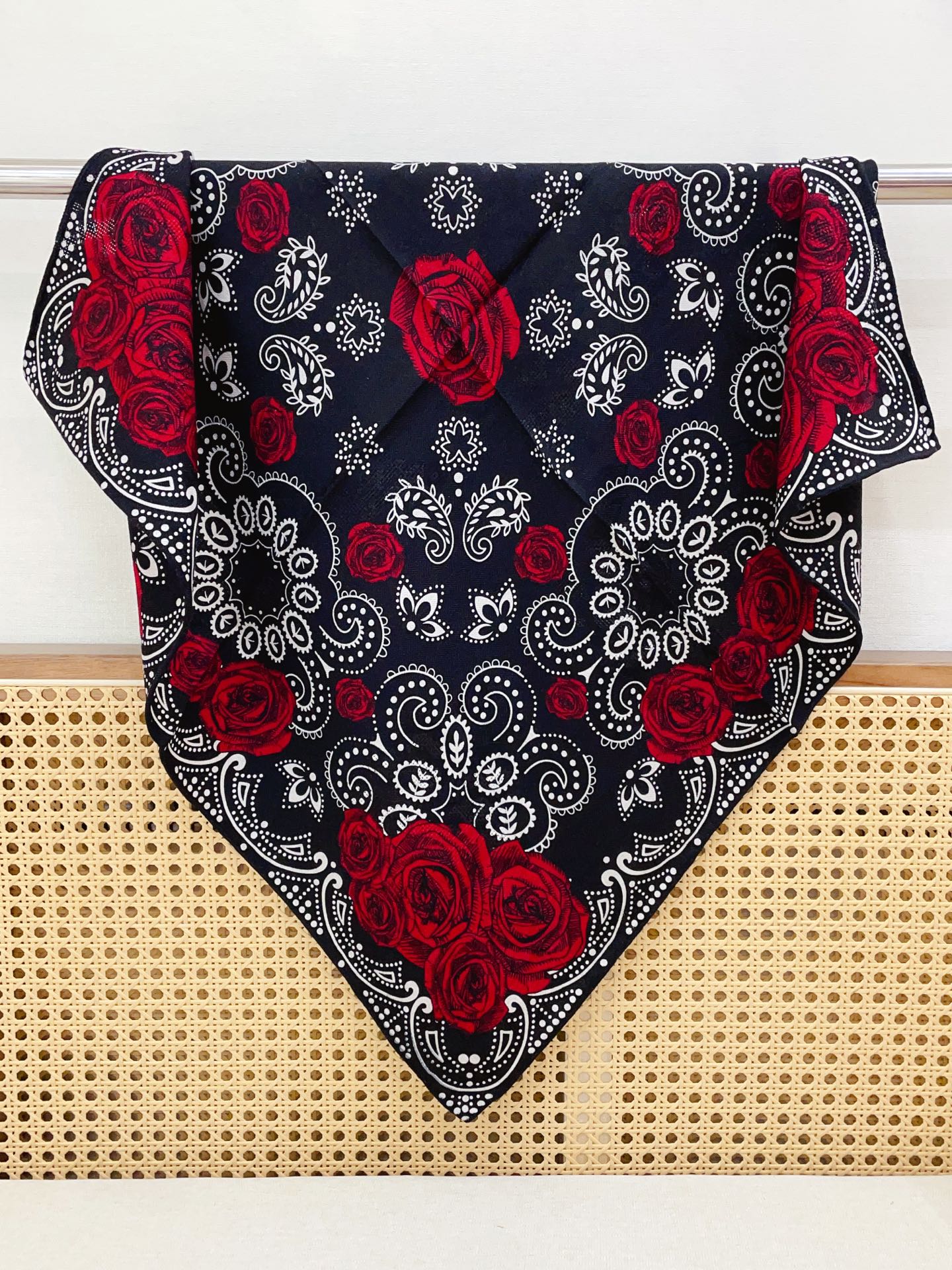 ✨✨【暗纹提花丝毛款 双面同色】新品 LP家【小方巾】春夏真丝款 随意切换造型 ,小巧又不失优雅的款式 