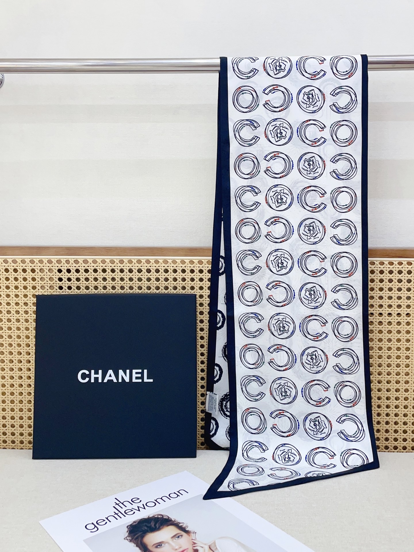 NO:340062,[Double-layer silk, dark-patterned jacquard] New product Xiaoxiang [COCO large streamers] Silk double-layer large streamers in spring and summer. Switch the shape at will, small and elegant style 22*160 Gold size, high-end and fashionable without being too ostentatious, very design-like!  The new series released this year~ It is really beautiful with such a design!  Must-enter!  The upper body effect is so high-end and elegant!  High-version scarf, high-version scarf, real silk, gold19860909【双层真丝 暗纹提花】新品 小香【COCO大飘带】真丝双层大飘带春夏季 随意切换造型 ,小巧又不失优雅的款式 22*160 黄金尺寸 高级时尚又不会过于张扬,很有设计感~气质到骨子里！今年新出的系列~真的被这样的设计美！必入！上身效果简直高级优雅气质到不行！高版本围巾,高版本围巾,real silk,gold,scarf