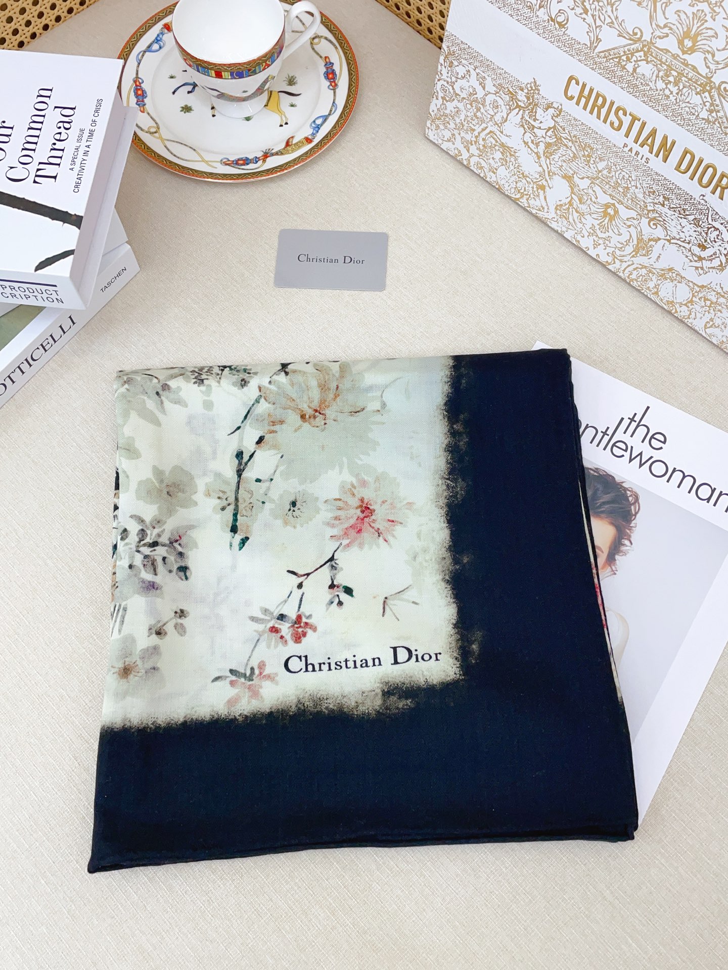 ✨✨【双面同色 丝毛款】CD家羊绒新款 买了都说好看‼️推荐💕双面同色羊绒方巾‼️D家ZG爆款🎁💟立体呈