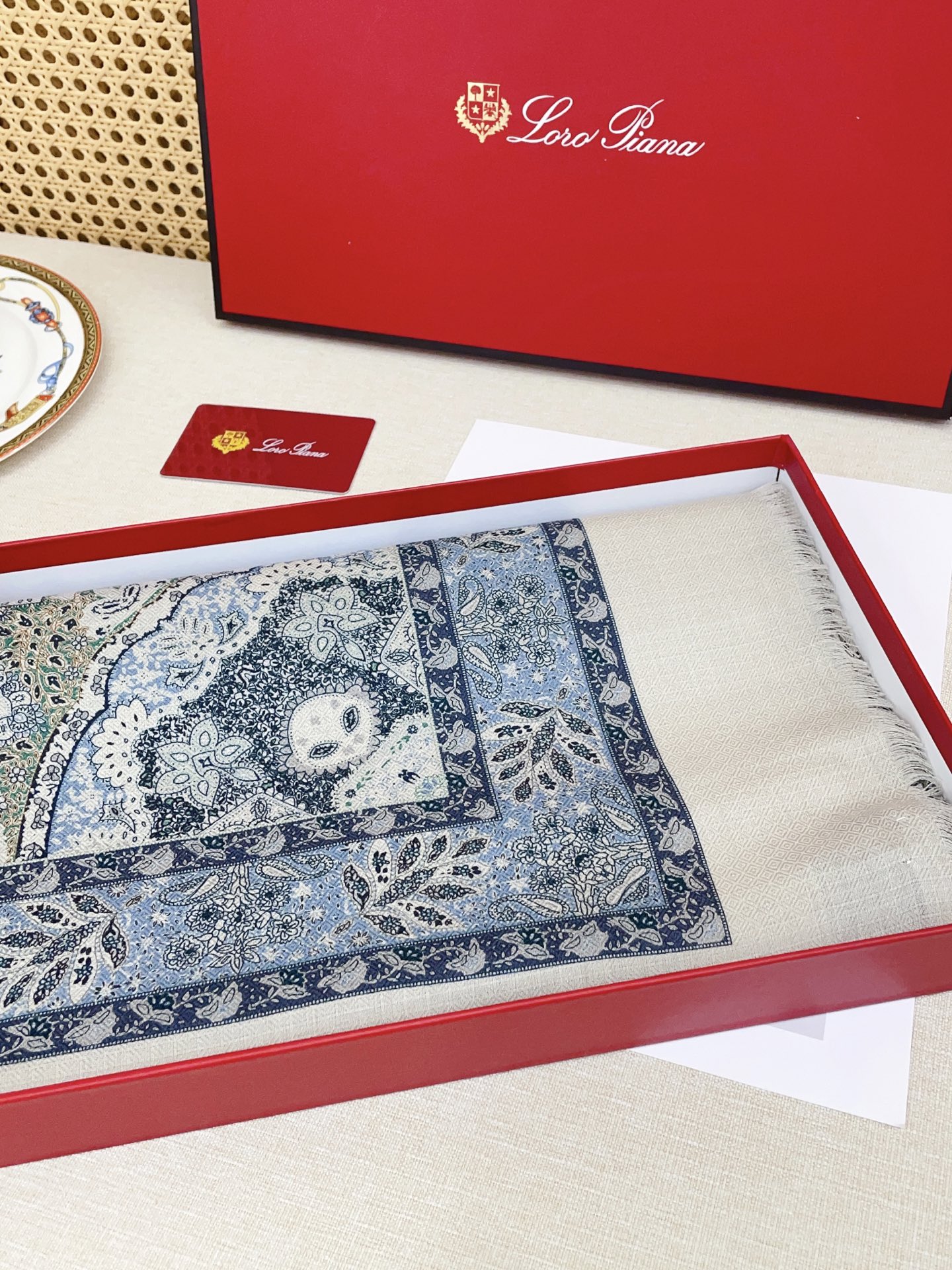 ￼ ✨✨低调高奢❗️无论在哪种场合，都能变得高雅有品，超有品味的单品❗️极品精英高手级别的时髦感围巾❗️