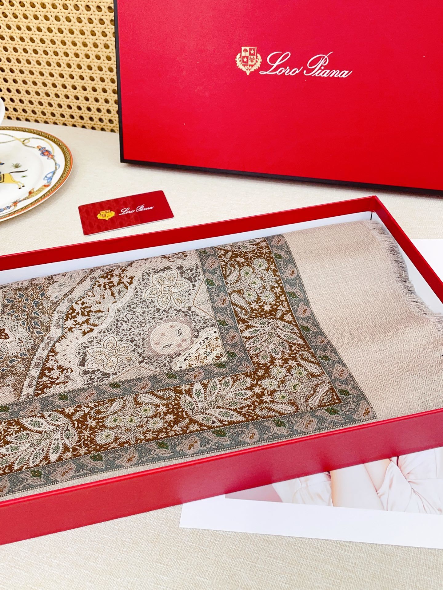  ✨✨低调高奢❗️无论在哪种场合,都能变得高雅有品,超有品味的单品❗️极品精英高手级别的时髦感围巾❗️