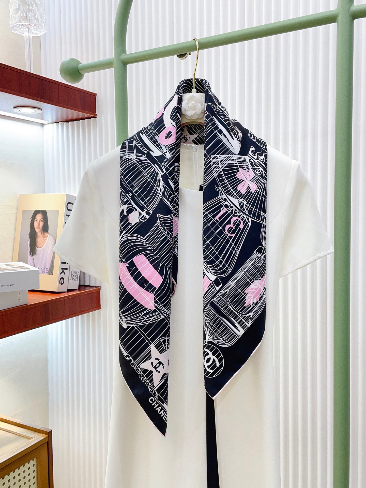 NO:341082,[18 Mmi, double-sided same color] New small fragrance [Creative Bird Cage] Beautiful [Tear] The imperial palace-level classic element pattern design style is extremely beautiful. Really, the upper body is extremely skin-skin color versatile. Look at it yourself if you look good or not. Size 90x90cm Twill silk high-version scarf, high-version scarf, real silk.19860909【18姆米 双面同色】新款小香【创意鸟笼】美翻了[流泪]御用殿堂级极品经典元素图案设计风格美丽至极 真的 上身极为衬肤色 百搭 好看不好看自己看吧 尺寸90x90cm 斜纹真丝高版本围巾,高版本围巾,real silk,scarf