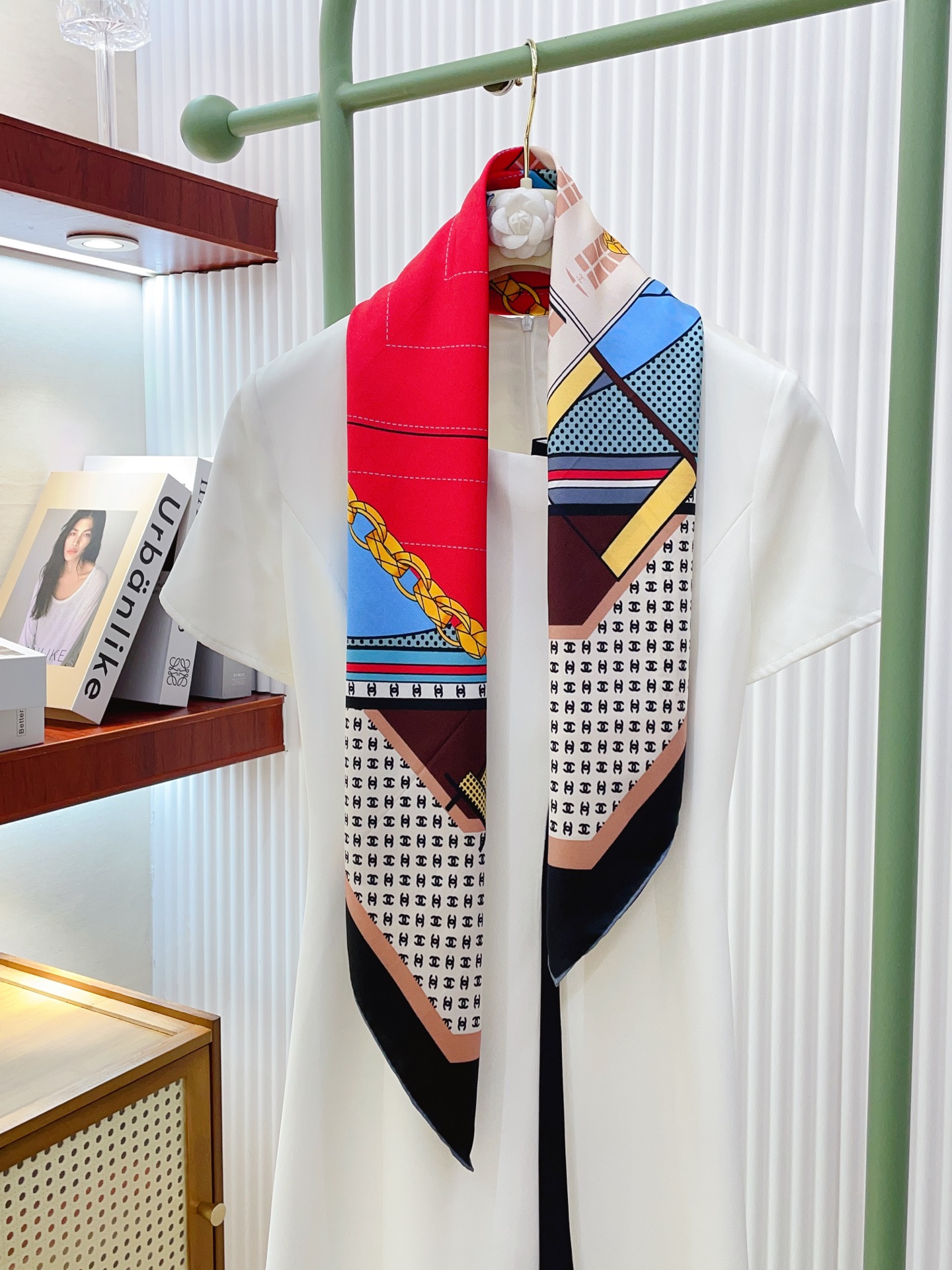 NO:341058,[16mmi, single sided] Xiaoxiang [Baobao Building 90] Silk Square Scarf Snack VIP Recommendation, Be sure to start quickly [High-end, love women's beauty, very few goods, you can use true and beautiful things all seasons to make people very, very attractive. The upper body effect is simply beautiful. The quality is very perfect. The whole scarf gives people a big brand aura and is very exquisite and beautiful. It is definitely worth buying a new model. Once you get the real thing, you will be glad that you are a beautiful product for women. It is worth evaluating the perfect temperament and taste. Ditails' first choice VIPs on 90*90 Top twill silk high-version scarf, high-version scarf, real silk.19860909【16姆米 单面】小香【箱包大楼 90】真丝方巾抢VIP推荐 下手一定要快【高端 大爱女人尤物 货极少 四季都可以用真心美的让人非常非常心动 上身效果简直美翻了 品质非常完美 整个围巾给人大牌气场的同时又非常精致秀丽绝对值得入手的新款 实物一拿到就会庆幸自己是女人的绝美好货 值得品鉴完美气质品味Ditails首选VIP们 上90*90 顶级斜纹真丝高版本围巾,高版本围巾,real silk,scarf