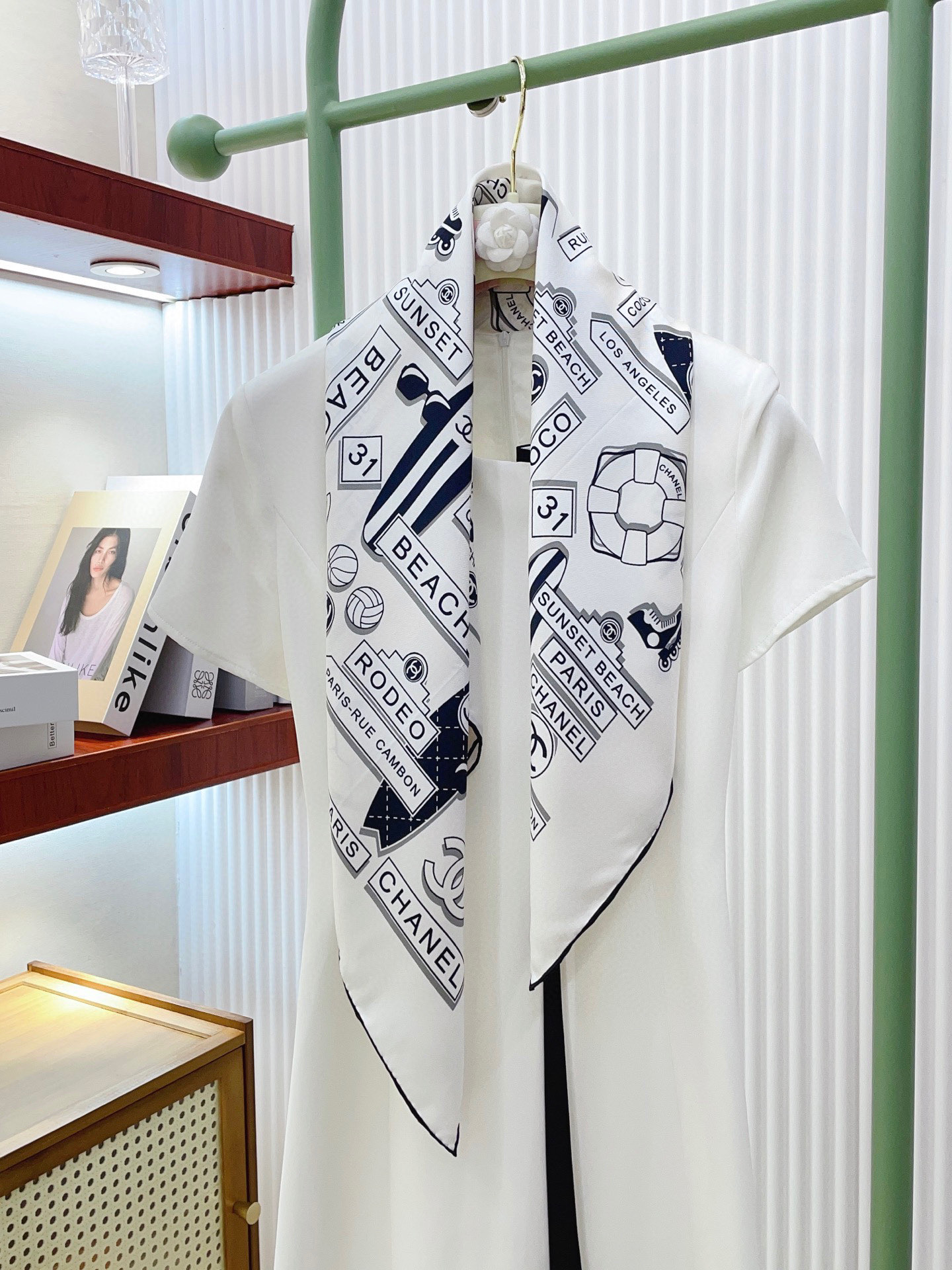 NO:337947,[18 Mmi, double-sided and same color] The new Xiaoxiangmei is beautiful [Tearing] The latest imperial palace-level classic element design style is extremely beautiful. Really, the upper body is extremely skin-skin color, versatile, look at it yourself. The special cutting-edge craftsmanship is loved by Bai Fumei. Whether it is quality, style, price makes the big brand scream. Super high cost performance, absolutely worth buying. Size 90x90cm Twill silk high-version scarf, high-version scarf, real silk.19860909【18姆米 双面同色】新款小香美翻了[流泪]最新御用殿堂级极品经典元素图案设计风格美丽至极 真的 上身极为衬肤色 百搭 好看不好看自己看吧 特殊尖端工艺处理受到白富美的喜欢 无论是品质 款式 价格都令大牌控的她们尖叫 超高性价比 绝对值得入手 尺寸90x90cm 斜纹真丝高版本围巾,高版本围巾,real silk,scarf