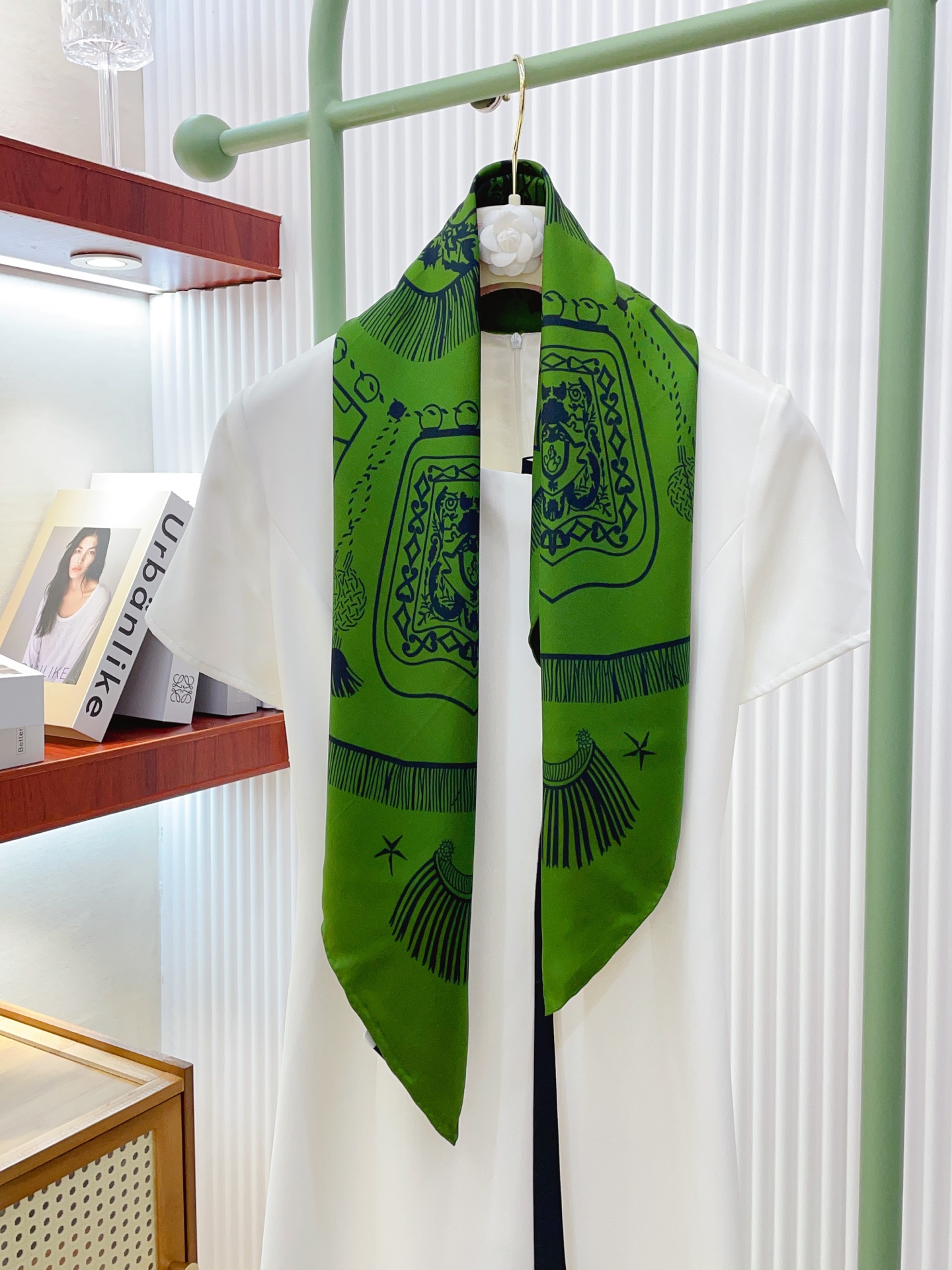 NO:339013,[18 Mmi Double-sided and same color] H**S silk new style is recommended when you buy it [Senten and Knight 90] silk square scarf, top-level craftsmanship and value-added counters, three-dimensional presentation patterns and patterns, physical grades, high-end technology, high-end research and development, and special cutting-edge technology processing is loved by Bai Fumei. Whether it is quality, style, price, they scream, super high cost-effectiveness, absolutely worth buying twill silk, size 90cm*90cm high version scarf, high version scarf, real silk,19860909【18姆米 双面同色】H**S真丝新款买了都说好看推荐【哨所和骑士90】真丝方巾,顶级工艺超值专柜爆款立体呈现图案纹路实物档次极高特殊工艺高端研发惊艳问世特殊尖端工艺处理受到白富美的喜欢 无论是品质 款式 价格都令大牌控的她们尖叫 超高性价比 绝对值得入手斜纹真丝,尺寸90cm*90cm高版本围巾,高版本围巾,real silk,scarf