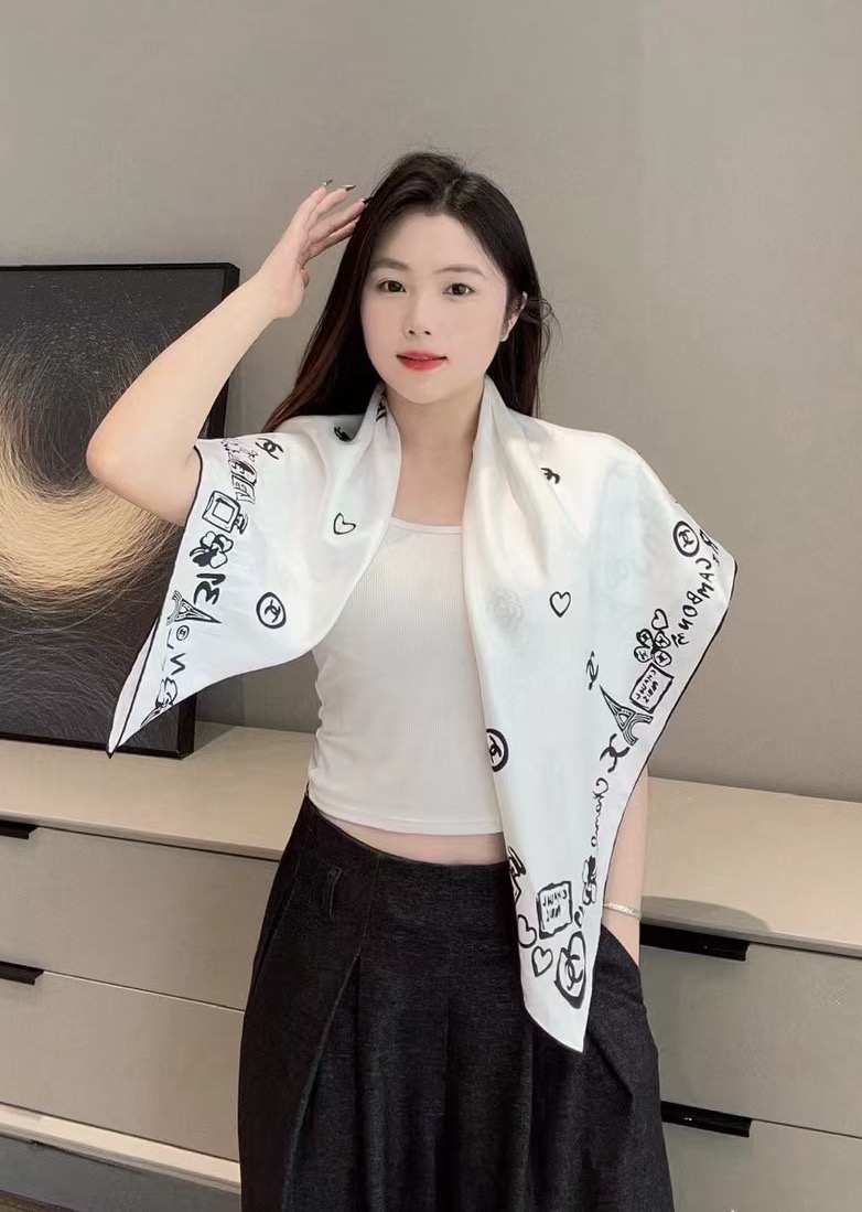 NO:337937,[18 Mmi Double-sided same color] New small fragrance [Product combination] Beautiful [Tear] The imperial palace-level classic element pattern design style is extremely beautiful. Really, the upper body is extremely skin-skin color versatile. Look at it yourself. Size 90x90cm Twill silk high-version scarf, high-version scarf, real silk.19860909【18姆米 双面同色】新款小香【产品组合】美翻了[流泪]御用殿堂级极品经典元素图案设计风格美丽至极 真的 上身极为衬肤色 百搭 好看不好看自己看吧 尺寸90x90cm 斜纹真丝高版本围巾,高版本围巾,real silk,scarf