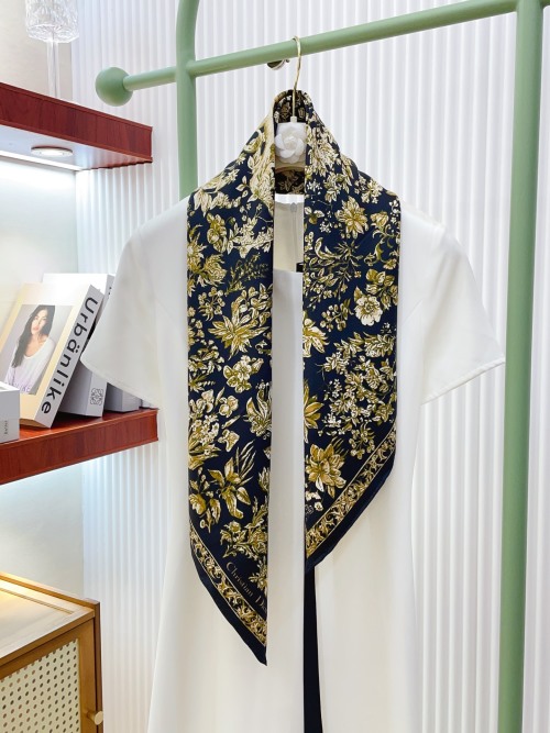 Christian Dior Forest Park 90 Silk Scarf - Elegant Floral Design, 90x90cm 1 Christian Dior Forest Park 90 Silk Scarf - Elegant Floral Design, 90x90cm