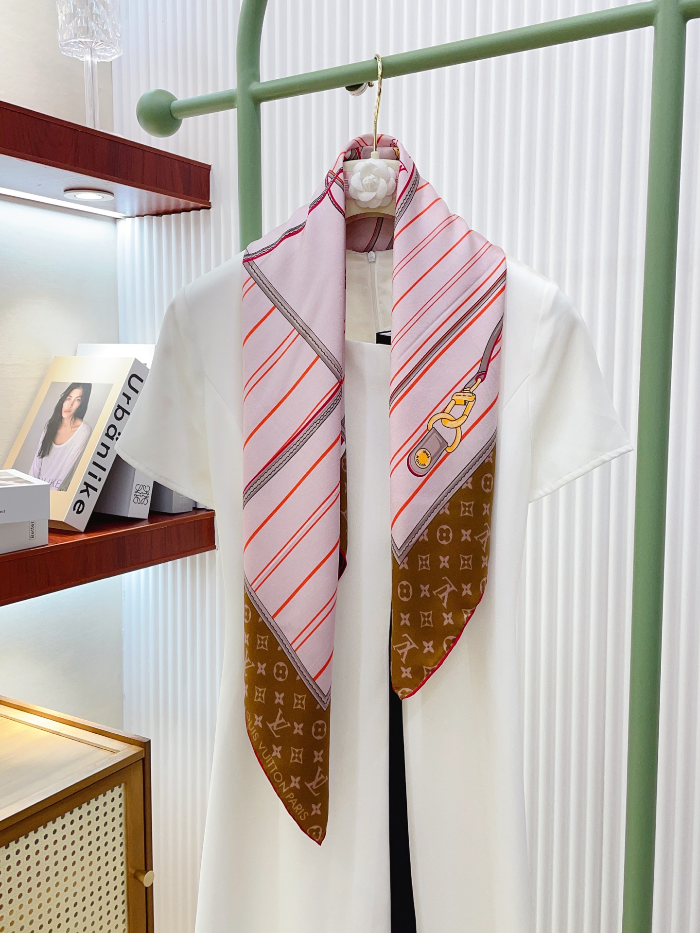 NO:337900,[16 Mmi Single side] The upper body effect is crazy. I like the counter. The latest model is just launched on the shelves. L* is very interesting. This kind of element of L has always been the aura of a high-end woman. The combination of fashion and femininity is just right. This combination is really fashionable. Elegant and feminine are very suitable for daily matching. The shiny and curly edges are made very well, and customized fabrics give the scarf more easy to shape. A very heavy and luxurious design, but the upper body looks unique and noble temperament!  Simple base with this scarf, simple matching gives people a very comfortable and tasteful brand feel... Recommended 90*90cm top twill silk square scarf, high-version scarf, real silk19860909【16姆米 单面】上身效果疯狂的喜欢专柜也是刚刚上架的,L*最最新款~非常有看头,L的这类元素一直是高级女人的气场感,时髦和女人味融合的刚刚好这样的搭配真的是好时髦,优雅女人味非常适合日搭的配色手感,光泽感,卷边都做的非常好,定制级面料.赋予了围巾更非常容易造型.非常重磅奢华的设计,上身却别样衬得人高贵气质！简单的打底配此款围巾,简单的搭配却给人非常舒适有品味的大牌感…推荐90*90cm顶级斜纹真丝方巾高版本围巾,高版本围巾,real silk,scarf