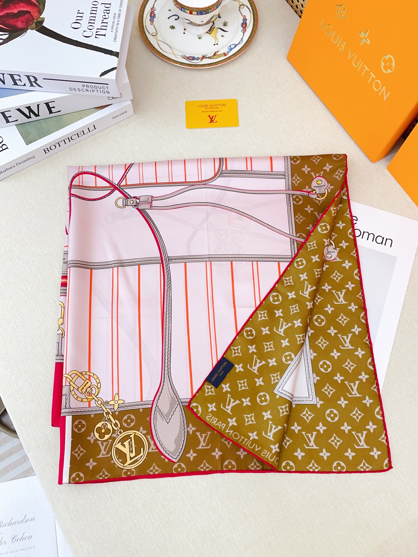 ✨✨【16姆米 单面】上身效果疯狂的喜欢❗️专柜也是刚刚上架的，L*最最新款~非常有看头，L的这类元素一