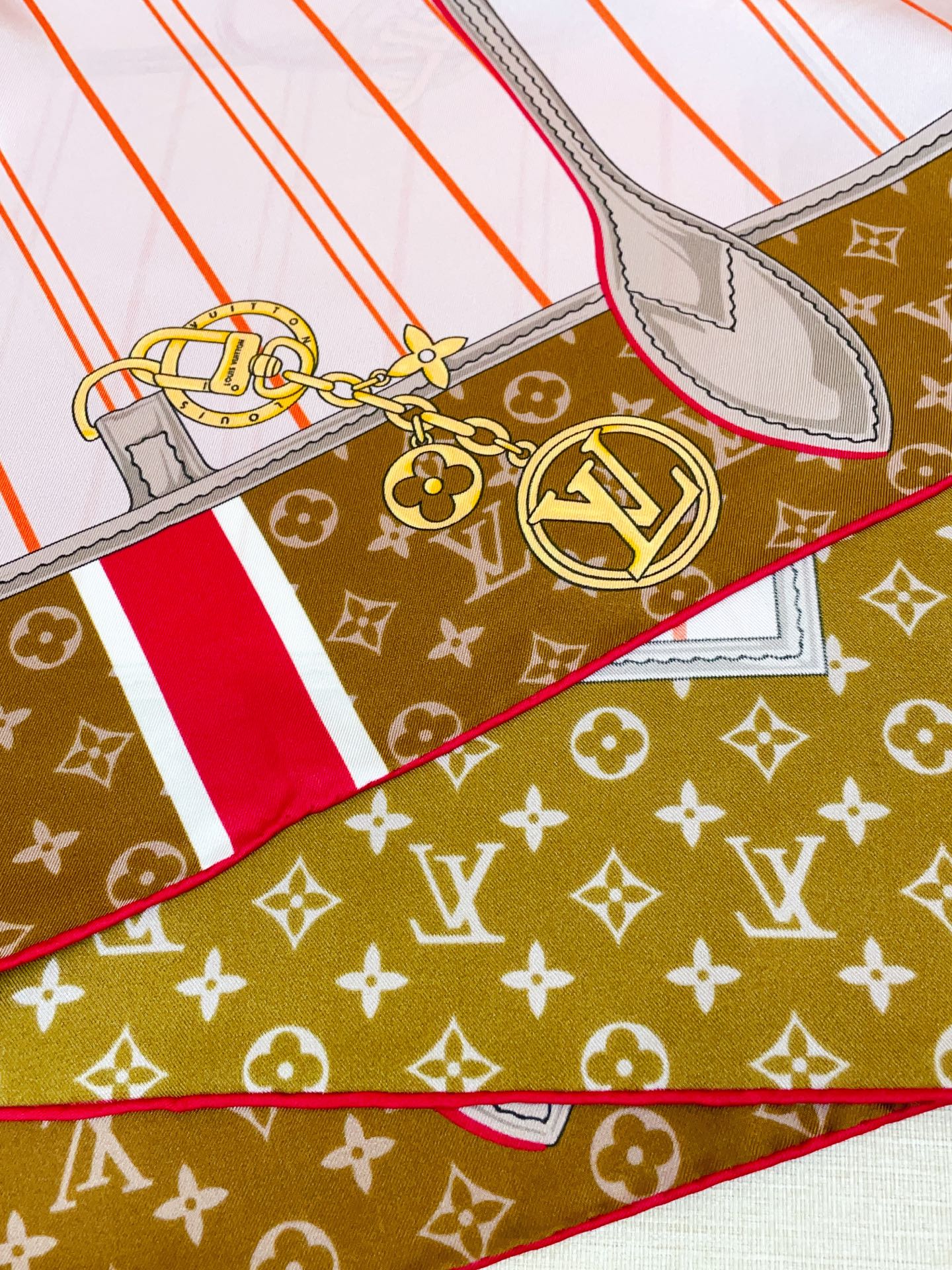 ✨✨【16姆米 单面】上身效果疯狂的喜欢❗️专柜也是刚刚上架的，L*最最新款~非常有看头，L的这类元素一