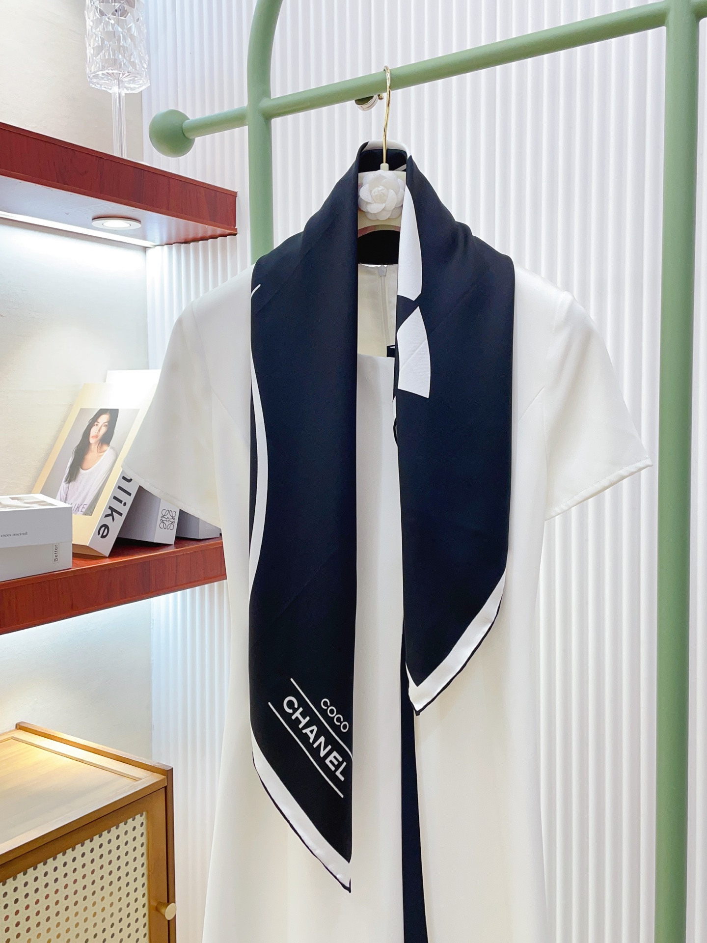 NO:338715,[16 Mm, single sided] Xiaoxiang [Miss coco 90] Silk square scarf grabs VIP recommendation. Be sure to start quickly [High-end, love women's beauty, very few products, you can use true and beautiful things all seasons to make people very, very attractive. The upper body effect is simply beautiful. The quality is very perfect. The whole scarf gives people a big brand aura and is very exquisite and beautiful. It is definitely worth buying a new model. Once you get the real thing, you will be glad that you are a beautiful product for women. It is worth evaluating the perfect temperament and taste. Ditails' first choice VIPs. 90*90 Top twill silk high-version scarf, high-version scarf, real silk.19860909【16姆米 单面】小香【coco小姐 90】真丝方巾抢VIP推荐 下手一定要快【高端 大爱女人尤物 货极少 四季都可以用真心美的让人非常非常心动 上身效果简直美翻了 品质非常完美 整个围巾给人大牌气场的同时又非常精致秀丽绝对值得入手的新款 实物一拿到就会庆幸自己是女人的绝美好货 值得品鉴完美气质品味Ditails首选VIP们 上90*90 顶级斜纹真丝高版本围巾,高版本围巾,real silk,scarf