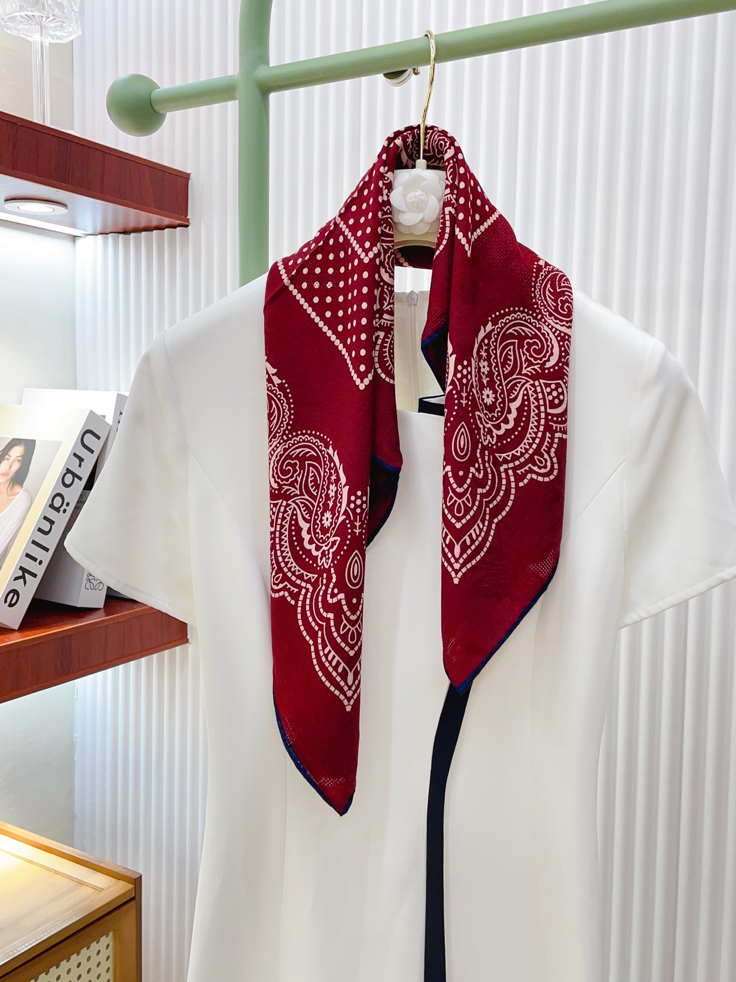 NO:338668,[Dark pattern jacquard filament style, double-sided same color] New product LP home [small square scarf] Spring and summer silk style. Switch the shape at will, small and elegant style 65*65 gold size. High-end and fashionable without being too ostentatious, very design-like!  The new series released this year~ It is really beautiful with such a design!  Must-enter!  The upper body effect is so high-end and elegant!  High-version scarf, high-version scarf, loro piana, real silk, gold19860909【暗纹提花丝毛款 双面同色】新品 LP家【小方巾】春夏真丝款 随意切换造型 ,小巧又不失优雅的款式 65*65 黄金尺寸 高级时尚又不会过于张扬,很有设计感~气质到骨子里！今年新出的系列~真的被这样的设计美！必入！上身效果简直高级优雅气质到不行！高版本围巾,高版本围巾,loro piana,real silk,gold,scarf