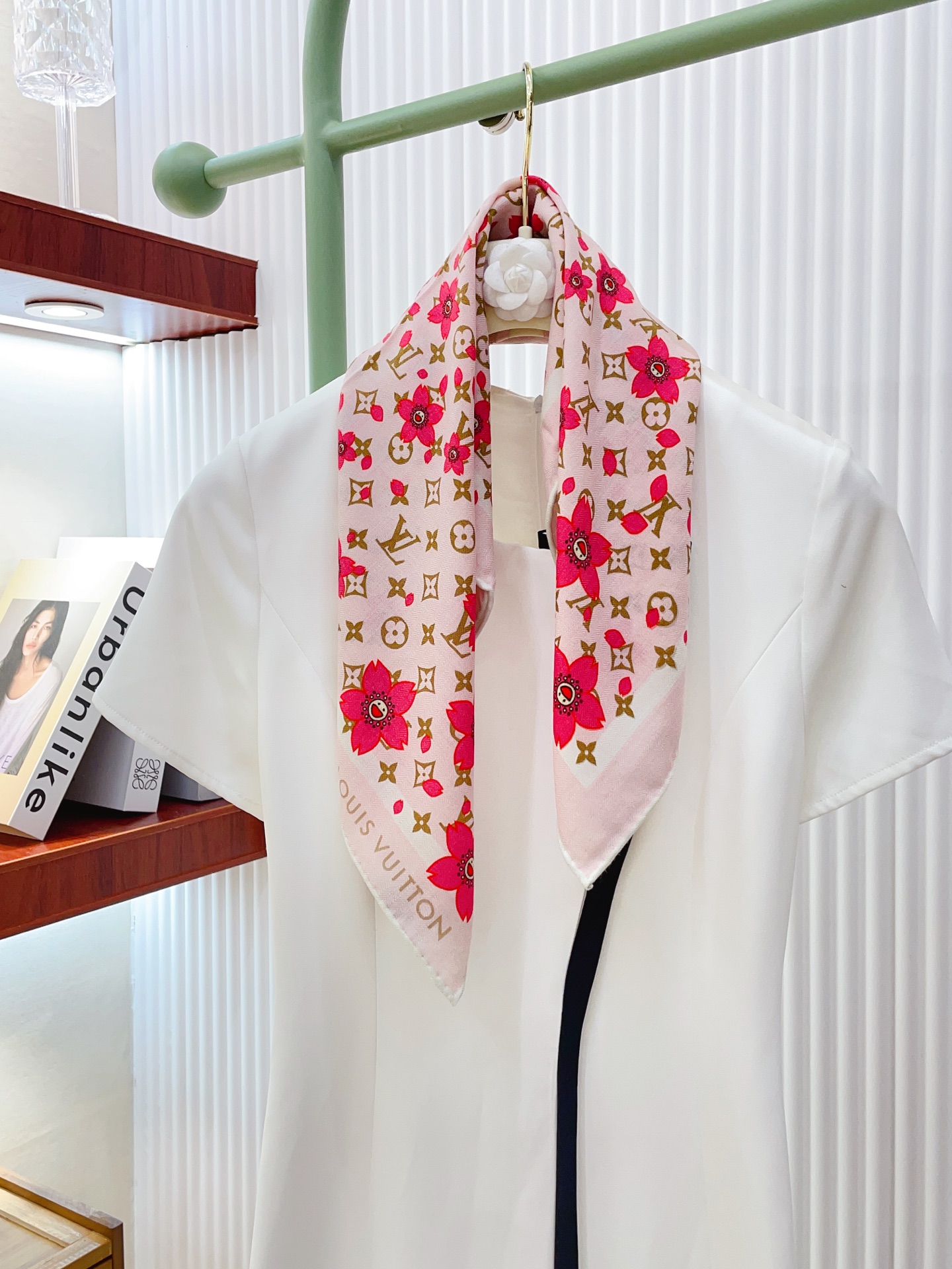 NO:341065,[Silk wool style, double-sided and same color] New product L Home [Small square scarf] Autumn and winter silk wool style. Switch the shape at will, small and elegant style 60*60 Gold size. High-end and fashionable without being too ostentatious, very design-like!  The new series released this year~ It is really beautiful with such a design!  Must-enter!  The upper body effect is so high-end and elegant!  High-version scarf, high-version scarf, louis vuitton, gold19860909【丝毛款 双面同色】新品 L家【小方巾】秋冬丝毛款 随意切换造型 ,小巧又不失优雅的款式 60*60 黄金尺寸 高级时尚又不会过于张扬,很有设计感~气质到骨子里！今年新出的系列~真的被这样的设计美！必入！上身效果简直高级优雅气质到不行！高版本围巾,高版本围巾,louis vuitton,gold,scarf