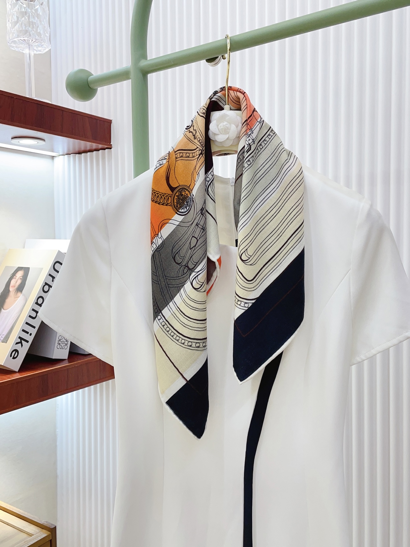 NO:337949,[Silk wool style, double-sided and same color] New product H Home [Grand Celebration] Autumn and Winter Silk wool style, switch the shape at will, small and elegant style 60*60 Gold size, high-end and fashionable without being too ostentatious, very design-like~the temperament is in the bones!  The new series released this year~ It is really beautiful with such a design!  Must-enter!  The upper body effect is so high-end and elegant!  High-version scarf, high-version scarf, gold19860909【丝毛款 双面同色】新品 H家【盛大欢庆】秋冬丝毛款 随意切换造型 ,小巧又不失优雅的款式 60*60 黄金尺寸 高级时尚又不会过于张扬,很有设计感~气质到骨子里！今年新出的系列~真的被这样的设计美！必入！上身效果简直高级优雅气质到不行！高版本围巾,高版本围巾,gold,scarf