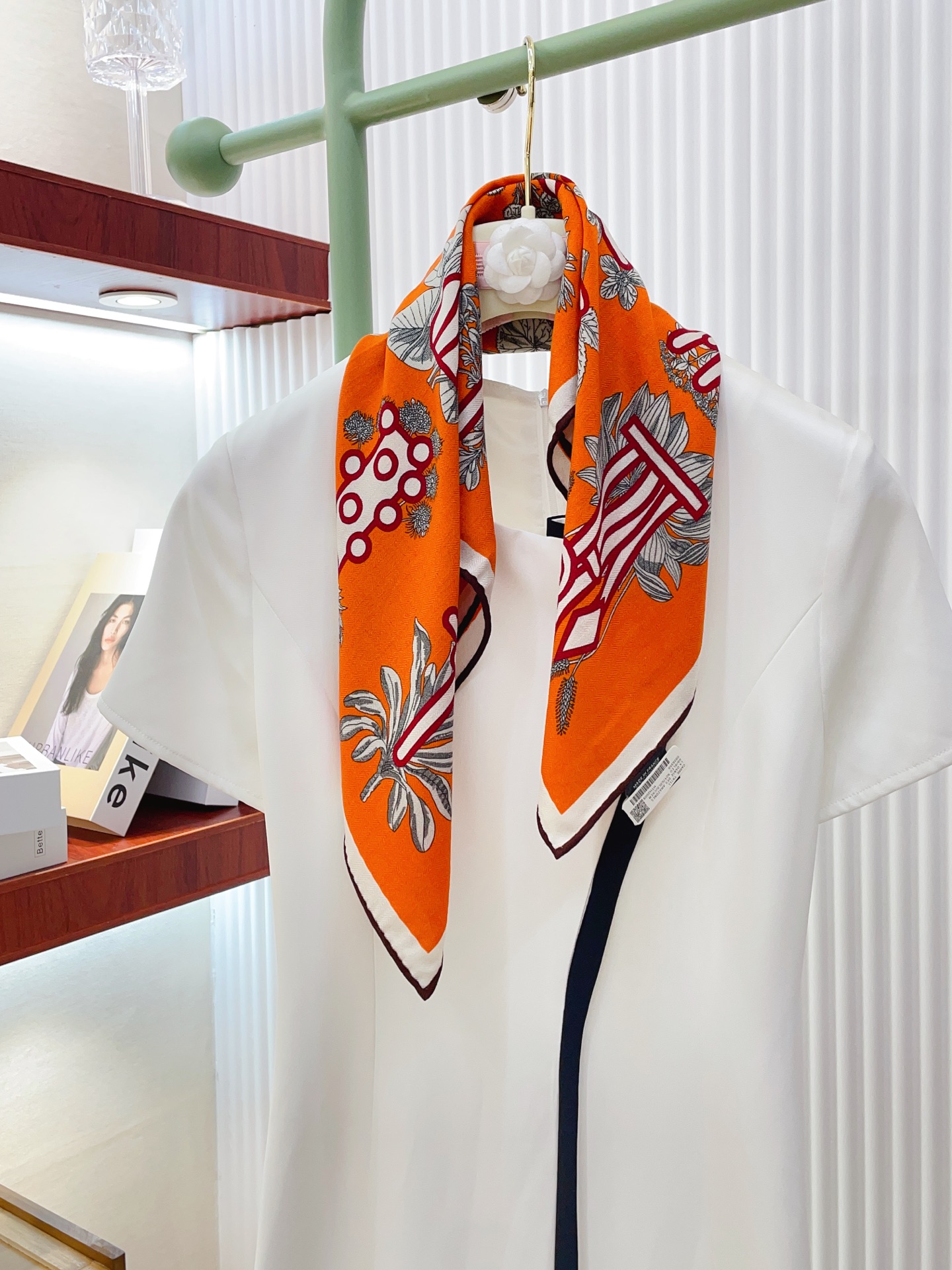 NO:338760,[Silk wool style, double-sided and same color] New product H home [Plant Picture Book] Autumn and Winter silk wool style. Switch the shape at will, small and elegant style 60*60 Gold size. High-end and fashionable without being too ostentatious, very design-like!  The new series released this year~ It is really beautiful with such a design!  Must-in!  The upper body effect is so high-end and elegant!  High-version scarf, high-version scarf, gold19860909【丝毛款 双面同色】新品 H家【植物图鉴】秋冬丝毛款 随意切换造型 ,小巧又不失优雅的款式 60*60 黄金尺寸 高级时尚又不会过于张扬,很有设计感~气质到骨子里！今年新出的系列~真的被这样的设计美！必入！上身效果简直高级优雅气质到不行！高版本围巾,高版本围巾,gold,scarf