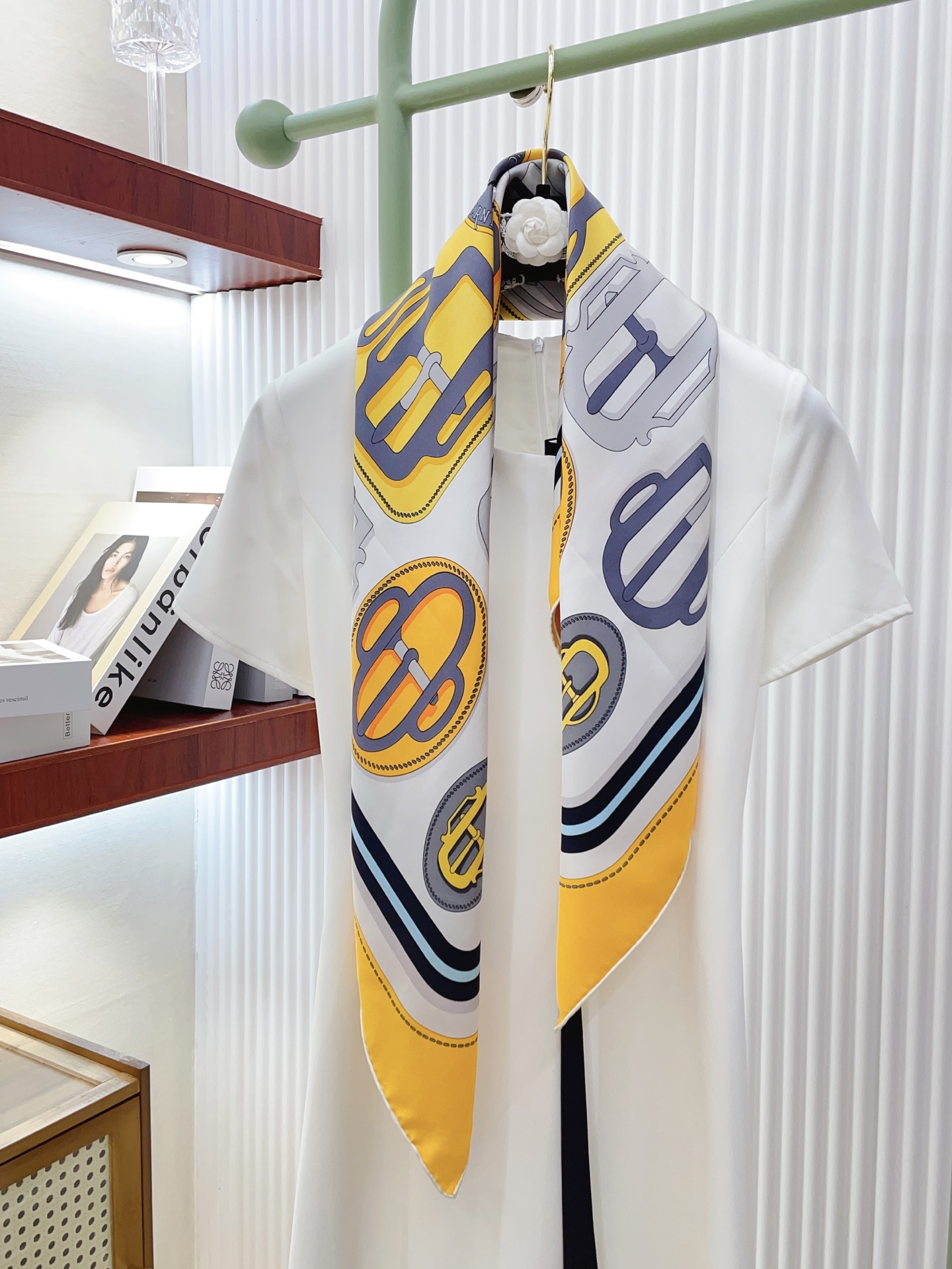 NO:340060,[16mmi single side] H**S silk new style is recommended for purchase, recommended silk square scarf, top-level craftsmanship, super value counter hot products, three-dimensional presentation patterns, patterns, physical grades, high-end special craftsmanship, and stunningly developed and special cutting-edge process are loved by Bai Fumei. Whether it is quality, style, price, they scream, super high cost performance, absolutely worth buying twill silk, size 90cm*90cm high version scarf, high version scarf, real silk, real silk19860909【16姆米 单面】H**S真丝新款买了都说好看推荐真丝方巾,顶级工艺超值专柜爆款立体呈现图案纹路实物档次极高特殊工艺高端研发惊艳问世特殊尖端工艺处理受到白富美的喜欢 无论是品质 款式 价格都令大牌控的她们尖叫 超高性价比 绝对值得入手斜纹真丝,尺寸90cm*90cm高版本围巾,高版本围巾,real silk,scarf