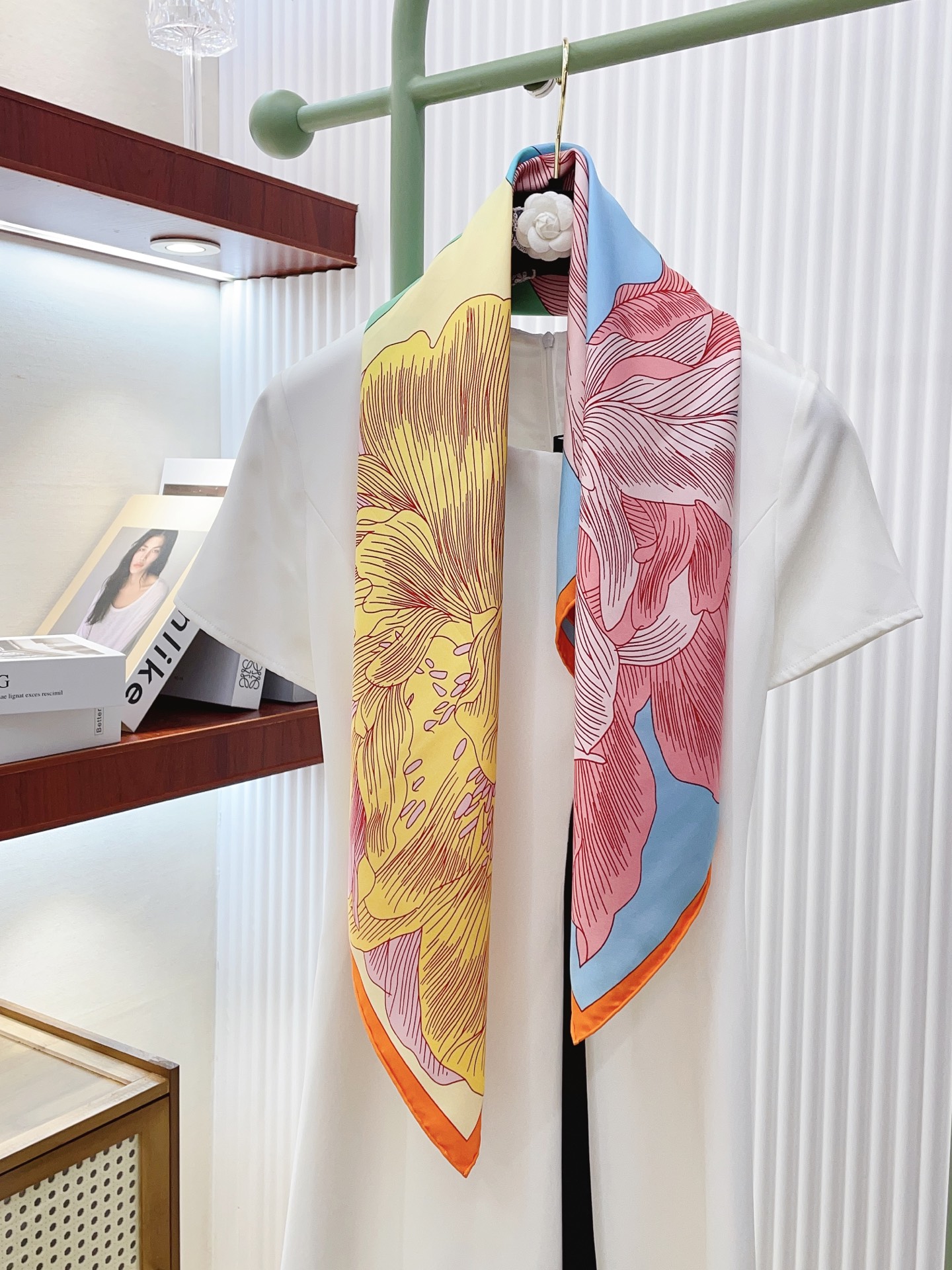 NO:338804,[16mmi single side] H**S silk new style is recommended for purchase, recommended silk square scarf, top-level craftsmanship, super value counter hot products, three-dimensional presentation patterns, patterns, physical grades, high-end special craftsmanship, and stunningly developed and special cutting-edge process are loved by Bai Fumei. Whether it is quality, style, price, they scream, super high cost performance, absolutely worth buying twill silk, size 90cm*90cm high version scarf, high version scarf, real silk, real silk19860909【16姆米 单面】H**S真丝新款买了都说好看推荐真丝方巾,顶级工艺超值专柜爆款立体呈现图案纹路实物档次极高特殊工艺高端研发惊艳问世特殊尖端工艺处理受到白富美的喜欢 无论是品质 款式 价格都令大牌控的她们尖叫 超高性价比 绝对值得入手斜纹真丝,尺寸90cm*90cm高版本围巾,高版本围巾,real silk,scarf