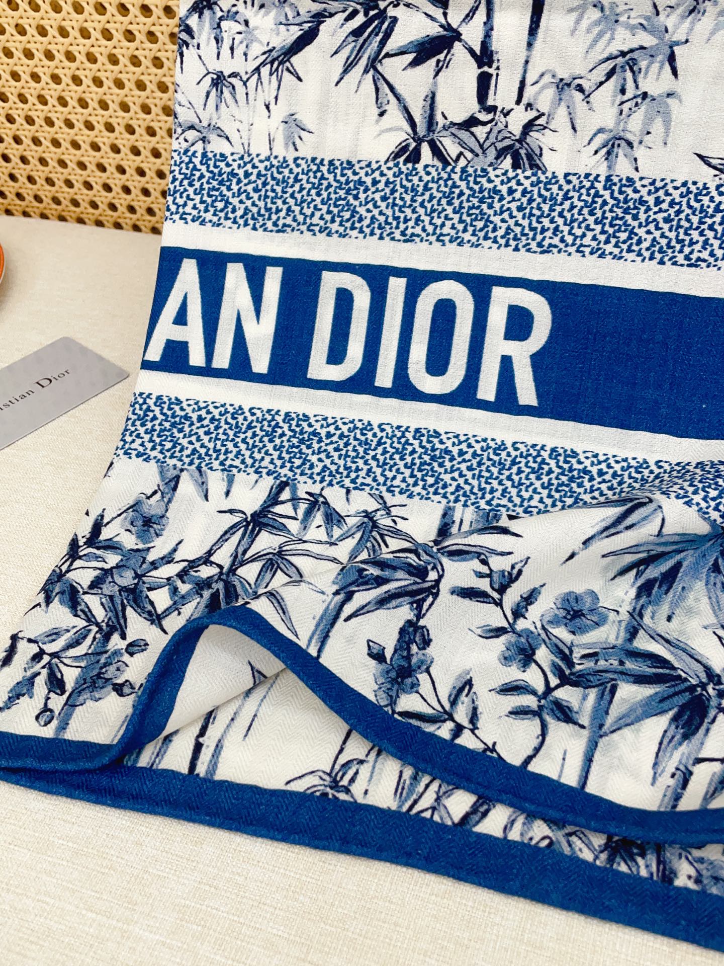 ✨✨【双面同色 丝毛款】CD家羊绒新款 买了都说好看‼️推荐💕双面同色羊绒方巾‼️D家ZG爆款🎁💟立体呈