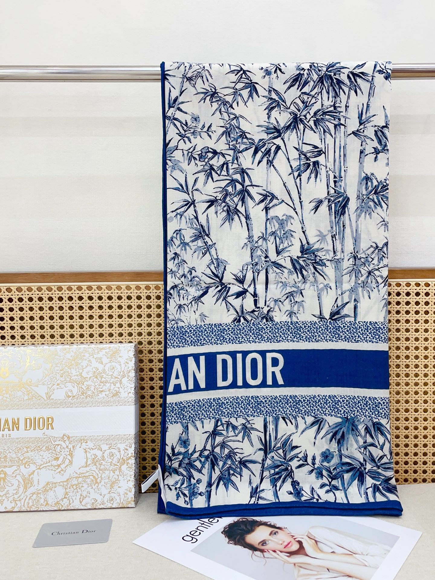 ✨✨【双面同色 丝毛款】CD家羊绒新款 买了都说好看‼️推荐💕双面同色羊绒方巾‼️D家ZG爆款🎁💟立体呈