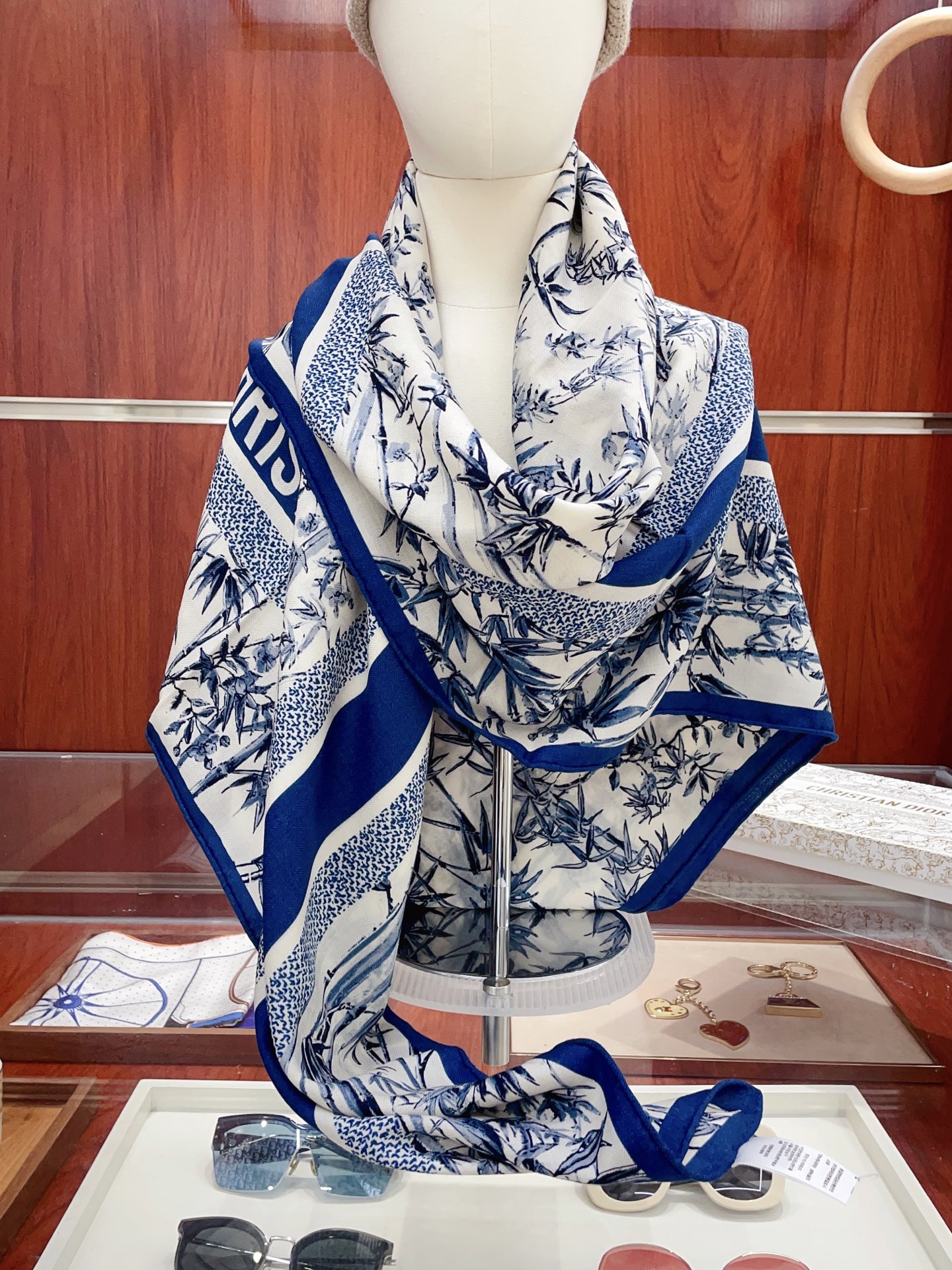 ✨✨【双面同色 丝毛款】CD家羊绒新款 买了都说好看‼️推荐💕双面同色羊绒方巾‼️D家ZG爆款🎁💟立体呈