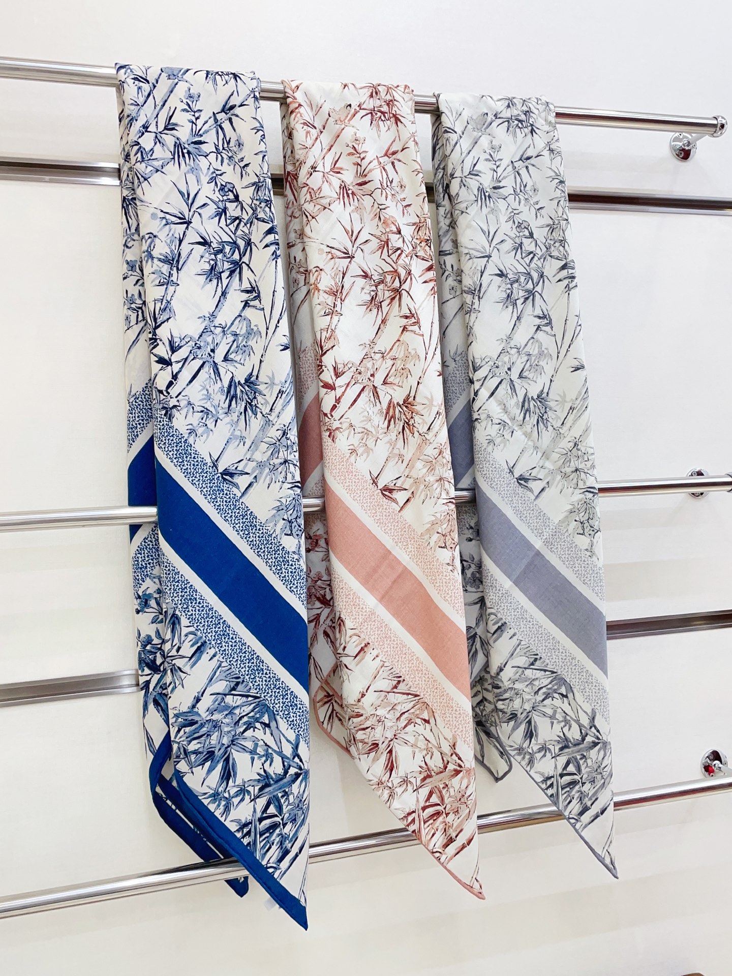 ✨✨【双面同色 丝毛款】CD家羊绒新款 买了都说好看‼️推荐💕双面同色羊绒方巾‼️D家ZG爆款🎁💟立体呈