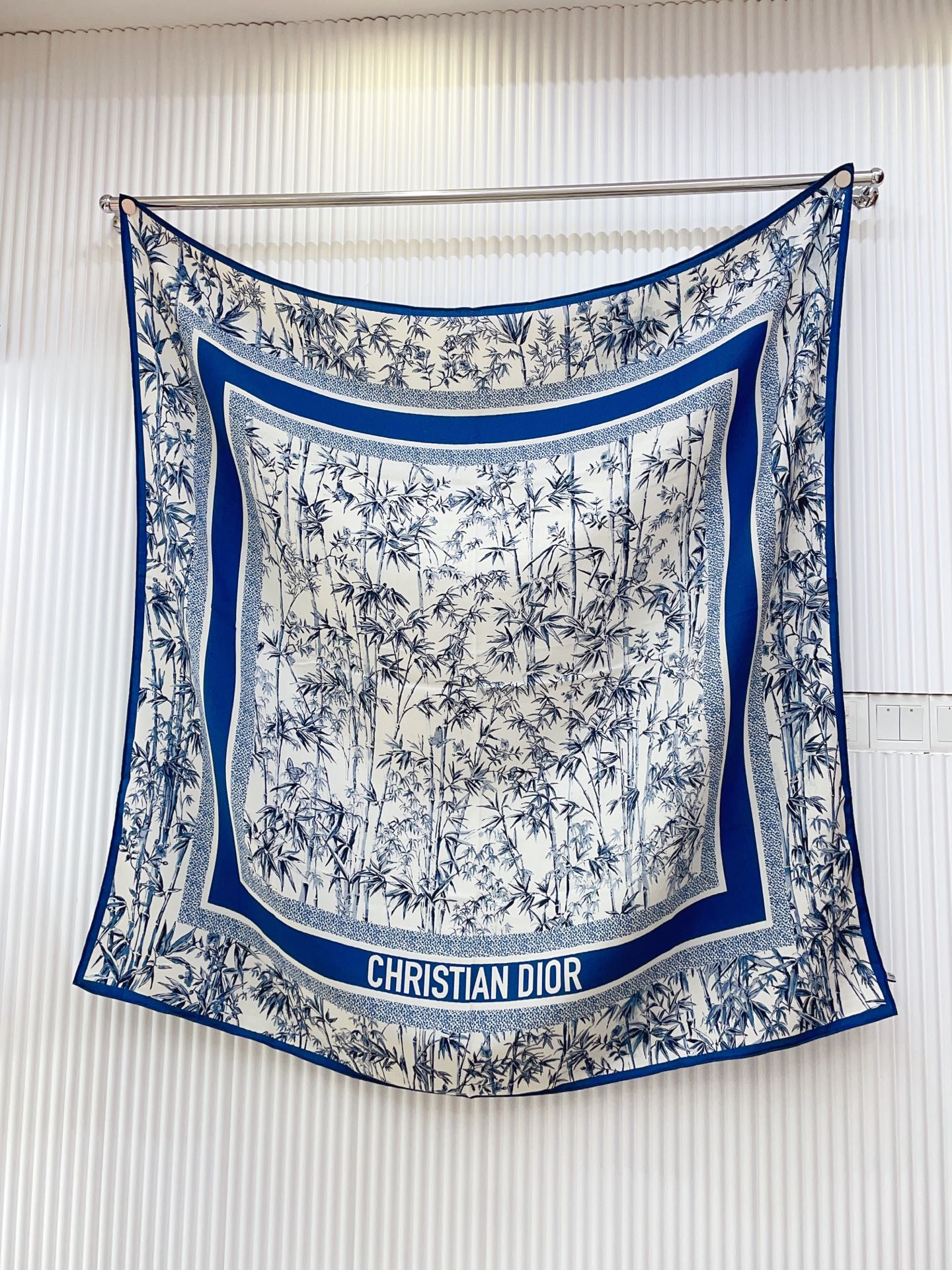 ✨✨【双面同色 丝毛款】CD家羊绒新款 买了都说好看‼️推荐💕双面同色羊绒方巾‼️D家ZG爆款🎁💟立体呈