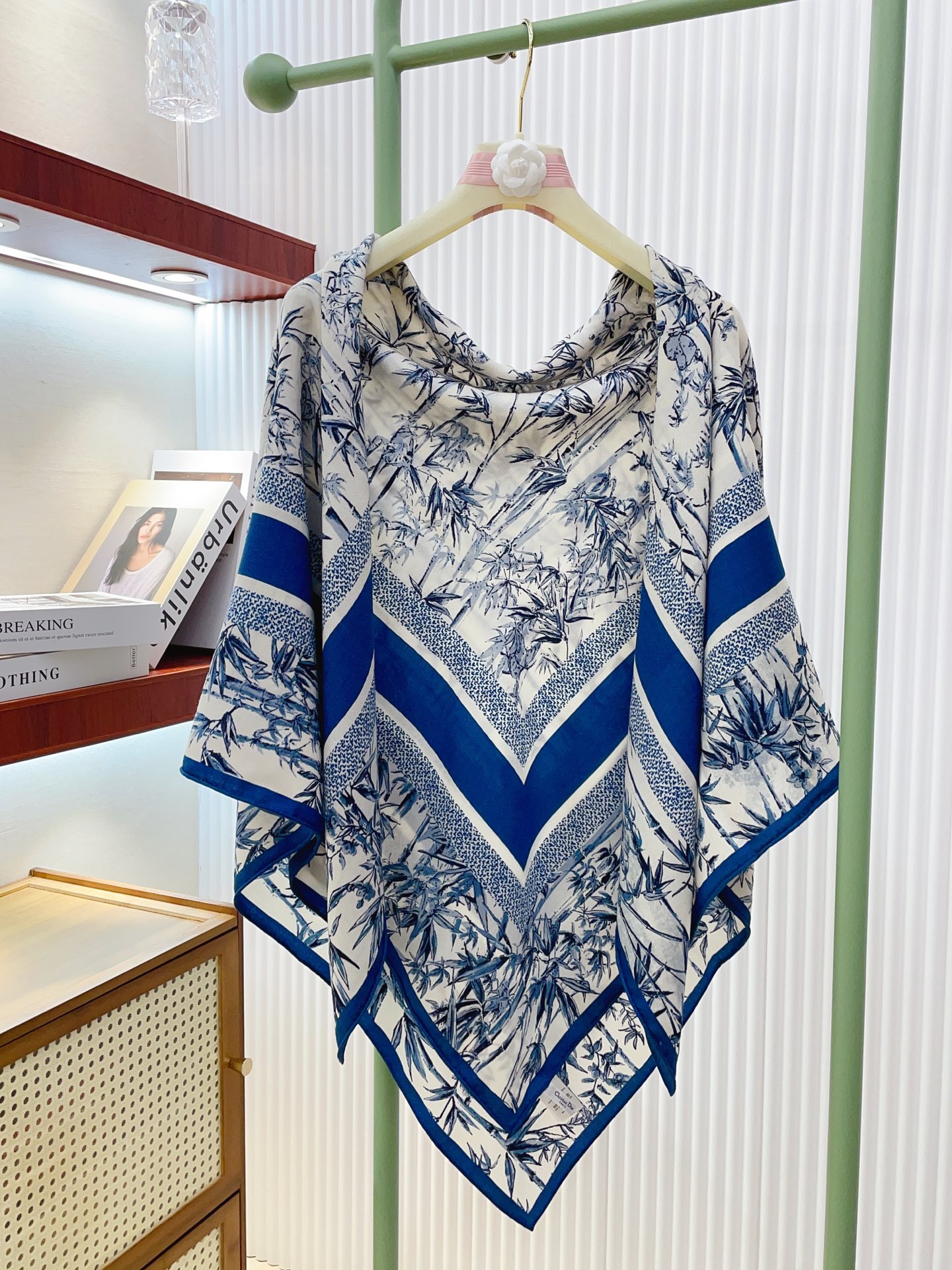 ✨✨【双面同色 丝毛款】CD家羊绒新款 买了都说好看‼️推荐💕双面同色羊绒方巾‼️D家ZG爆款🎁💟立体呈